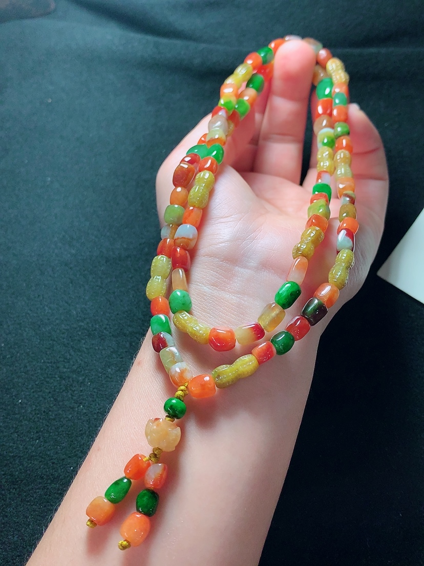 冰种三彩珠链，种老水头好，又冰又润，饱满大气，尺寸：6.2mm88粒