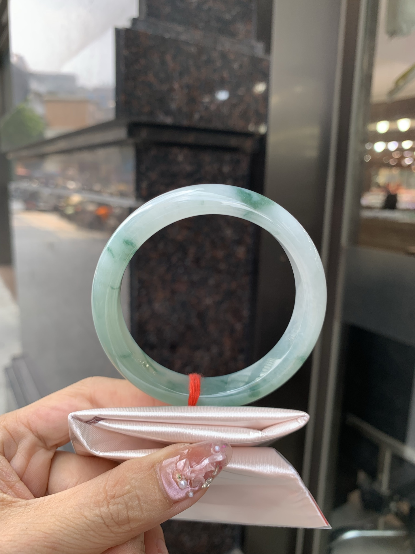 晴底飘花正圈 57.5-8.1-12.6 0602-4A120 无裂，底妆冰润，晴底飘花，半山半水，独特且直观的美，它的冰透细腻质地，成就了两种风格融合下最原始神秘气质～