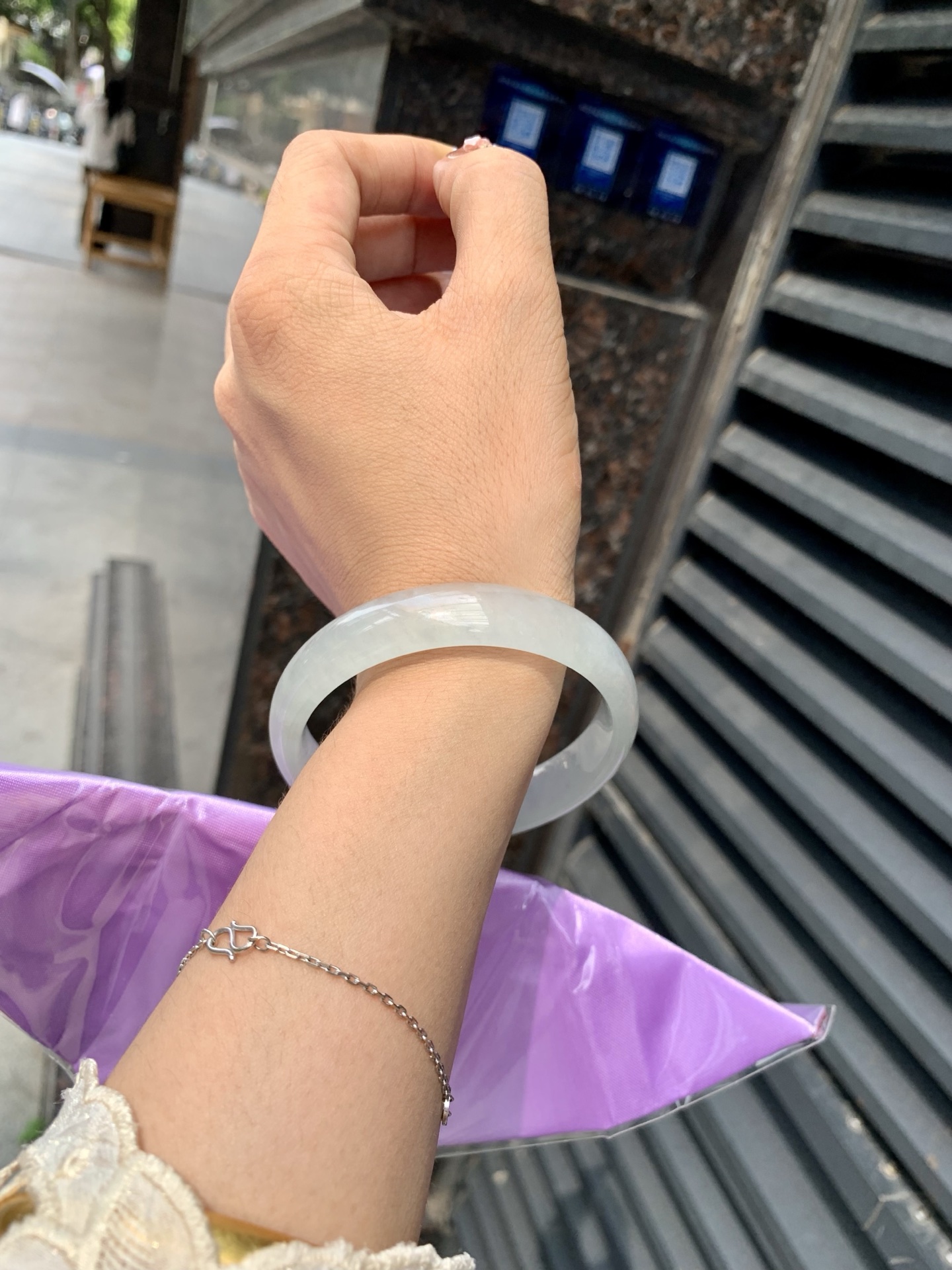 白冰正圈 57-6.1-12.7 0602-4A122 底妆冰润细腻，一腕清透，简约清爽，不挑肤色年龄，给人一种清雅脱俗，天真纯美的感觉，真不愧是翡翠中的初恋