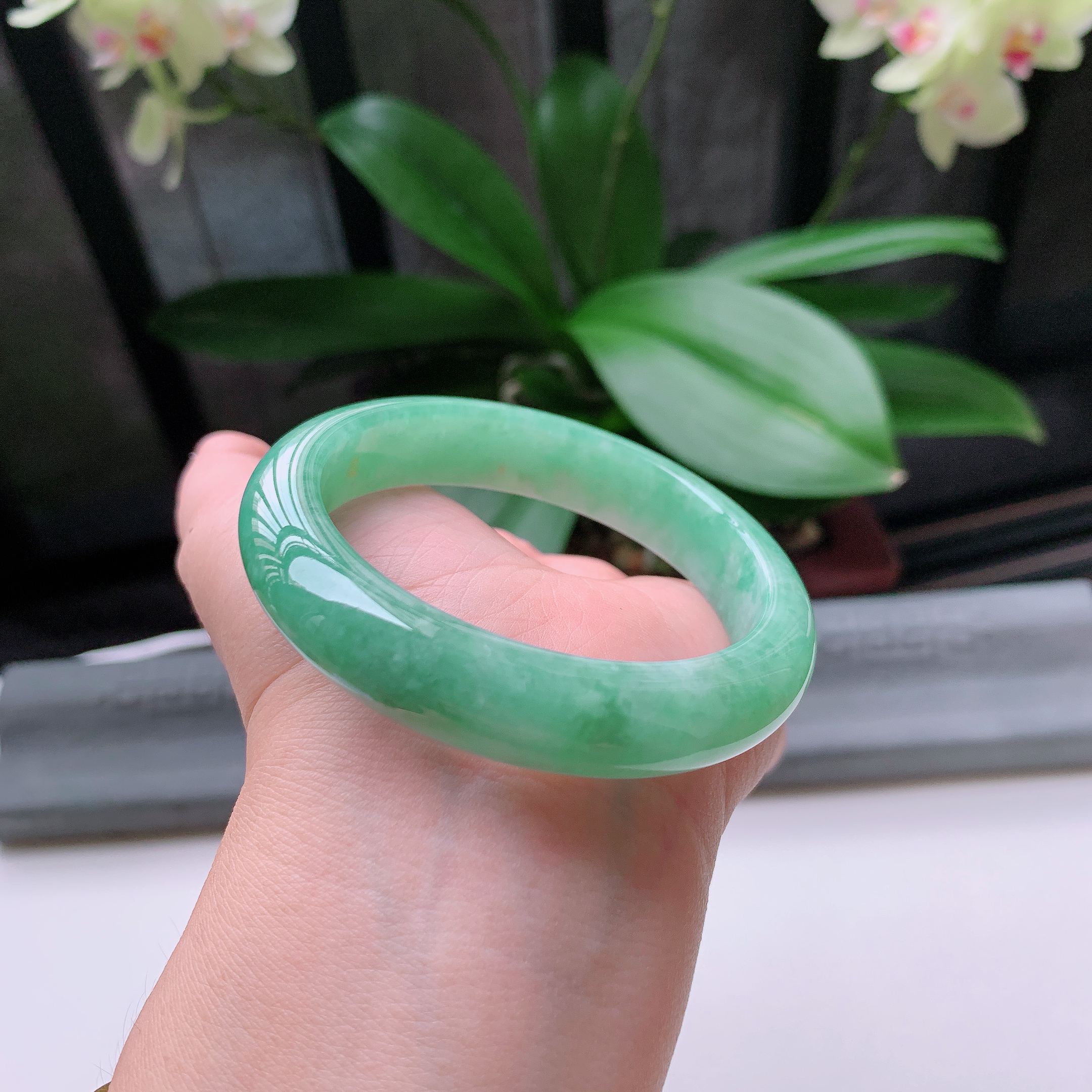 正圈55圈口，天然A货翡翠冰糯种水润飘绿玉手镯，水润秀丽，飘花灵动，种水十足，视觉甜美可人，恰到好处的美，十分高雅耐看，条形优美，上手优雅大方。57.55
