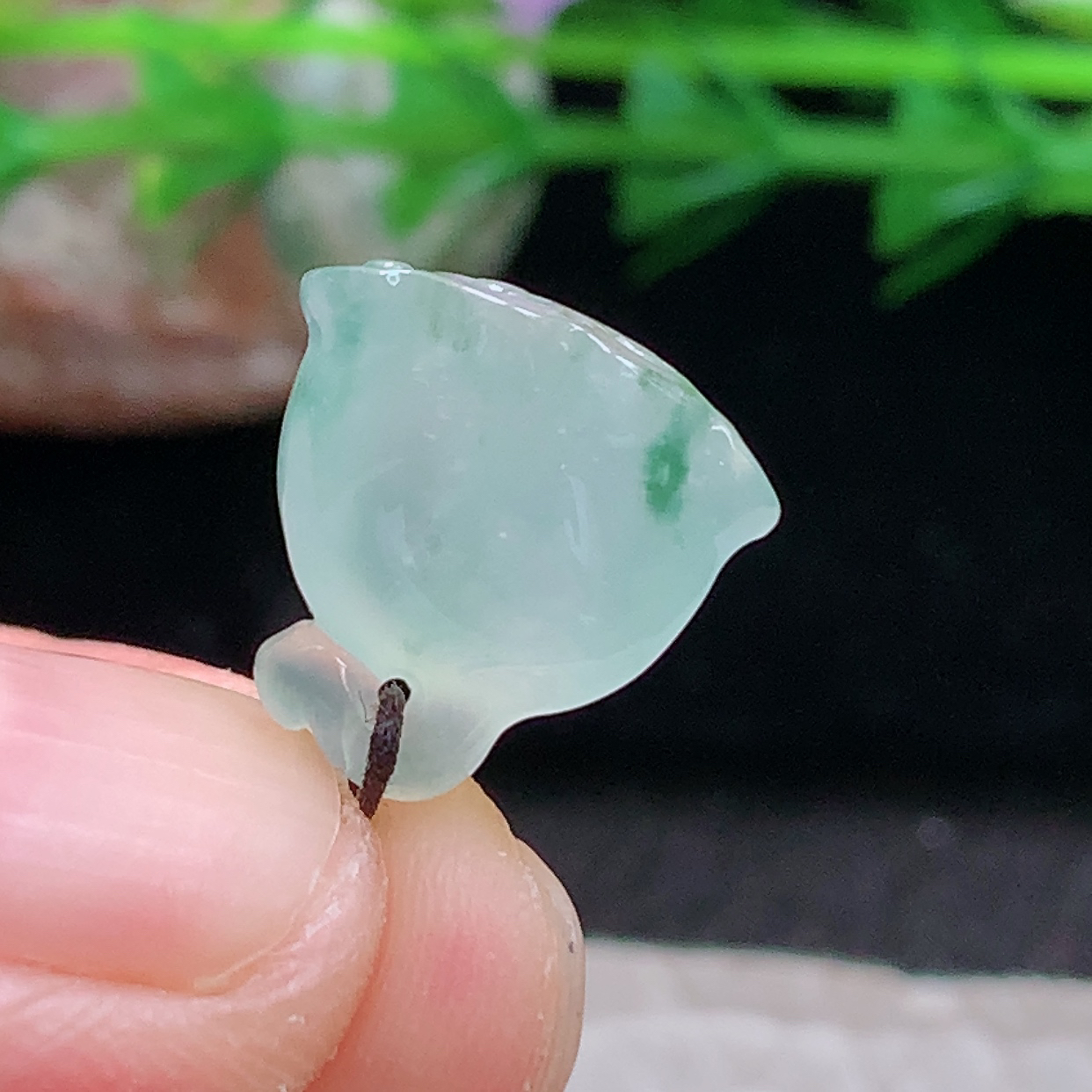 lz实拍14*13.5*8.3天然缅甸翡翠冰飘花莲蓬珠珠玉吊坠 玉挂件