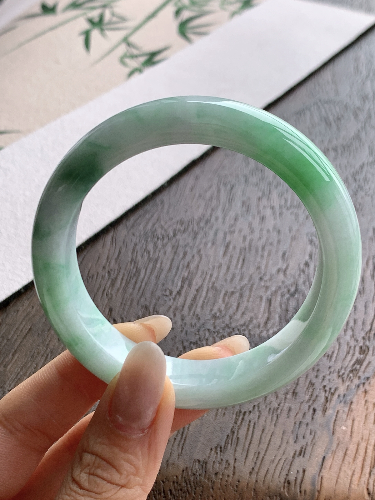 57.8-14-9.5飘花婉转 飘绿花 冰飘花 宽版 种老细腻 缅甸A货翡翠 有细纹 
【重量】75.8克