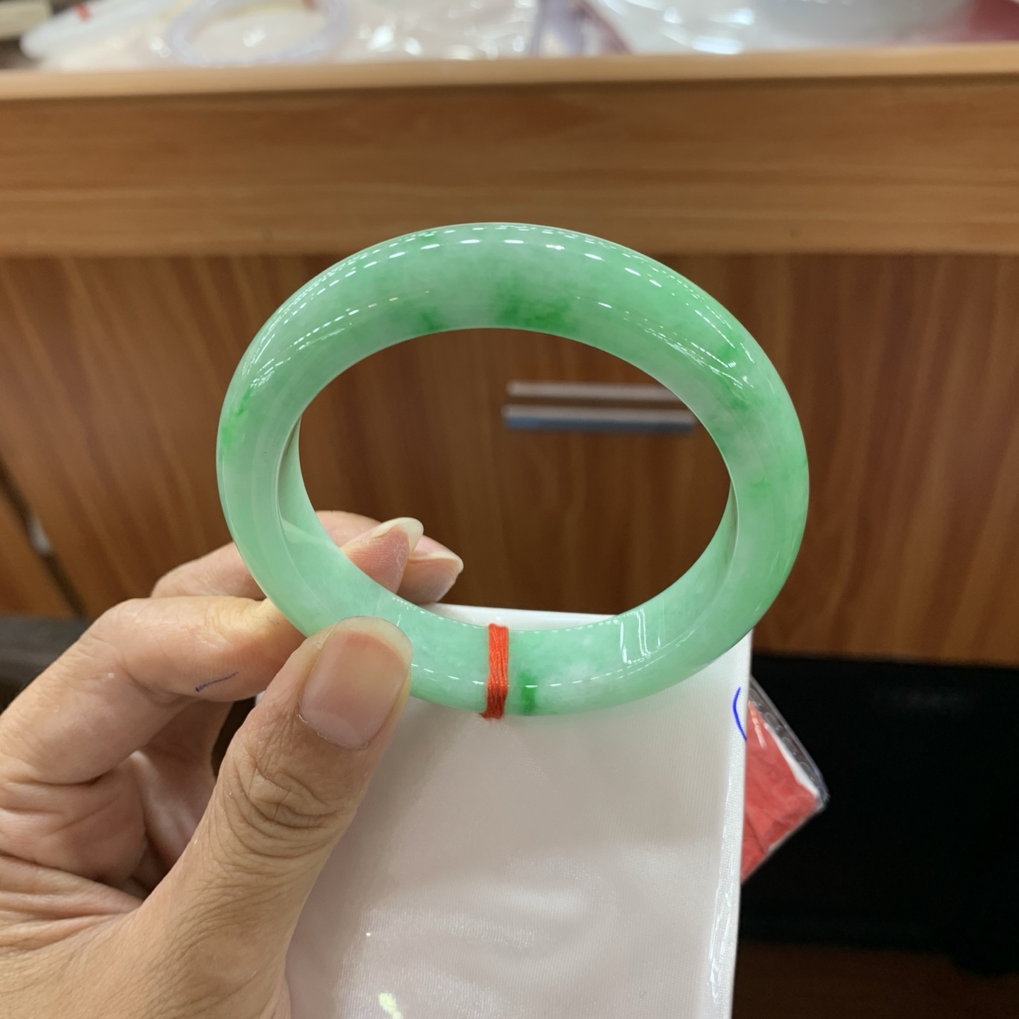 060115MMJ 飘绿正圈翡翠手镯 55.2-12.3-8.4