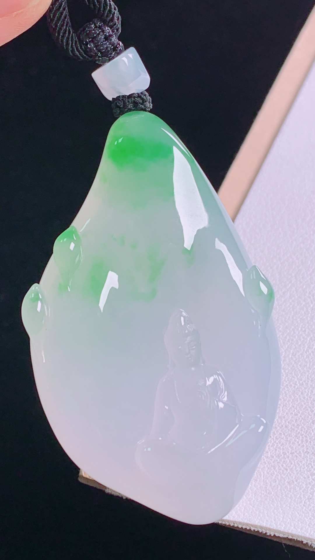 高品质 冰种飘绿观音 种色兼备，冰透起光，色泽鲜亮，无裂 尺寸:61.4-37.0-11.6mm 2