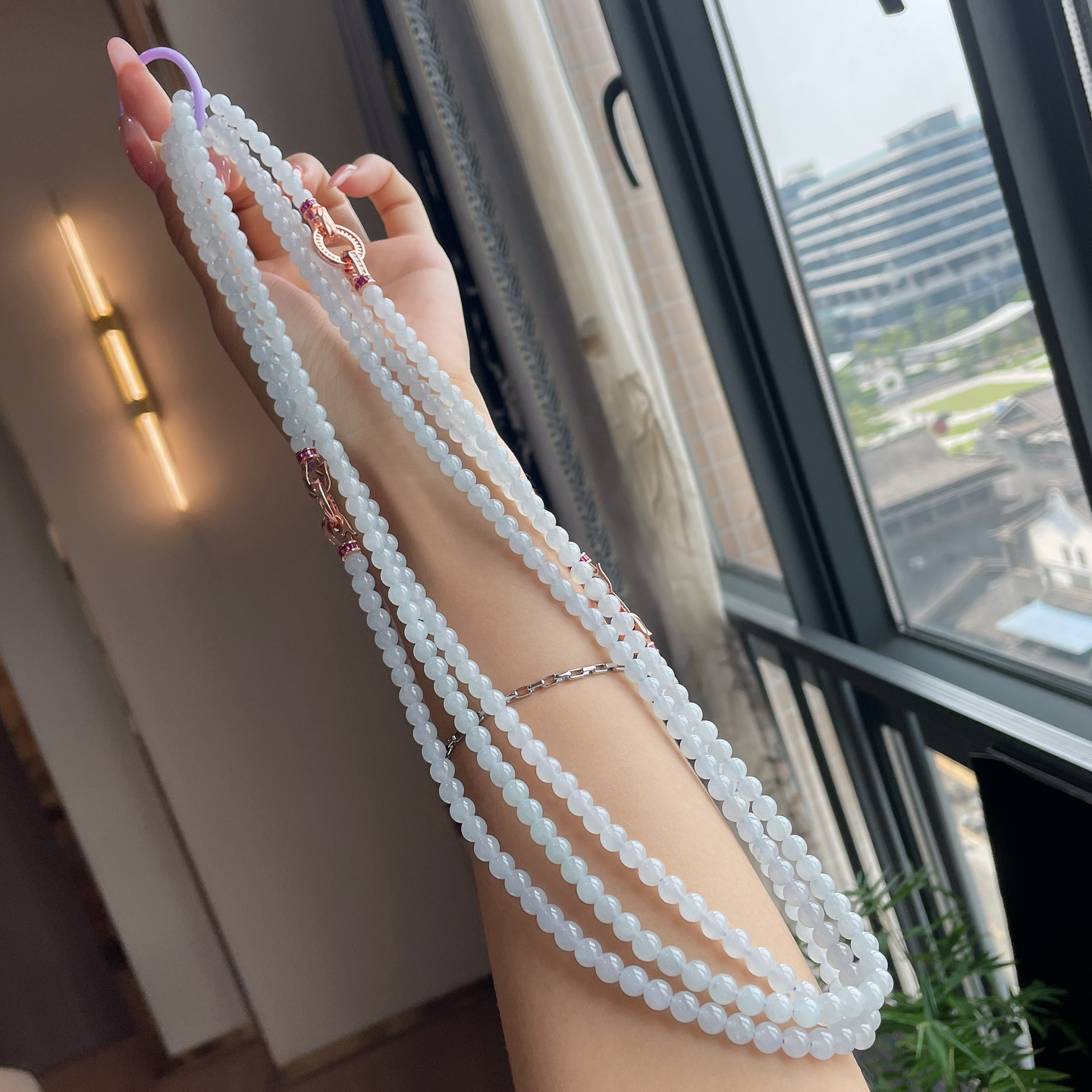冰蓝珠链  
尺寸：6/108颗
一串的价格