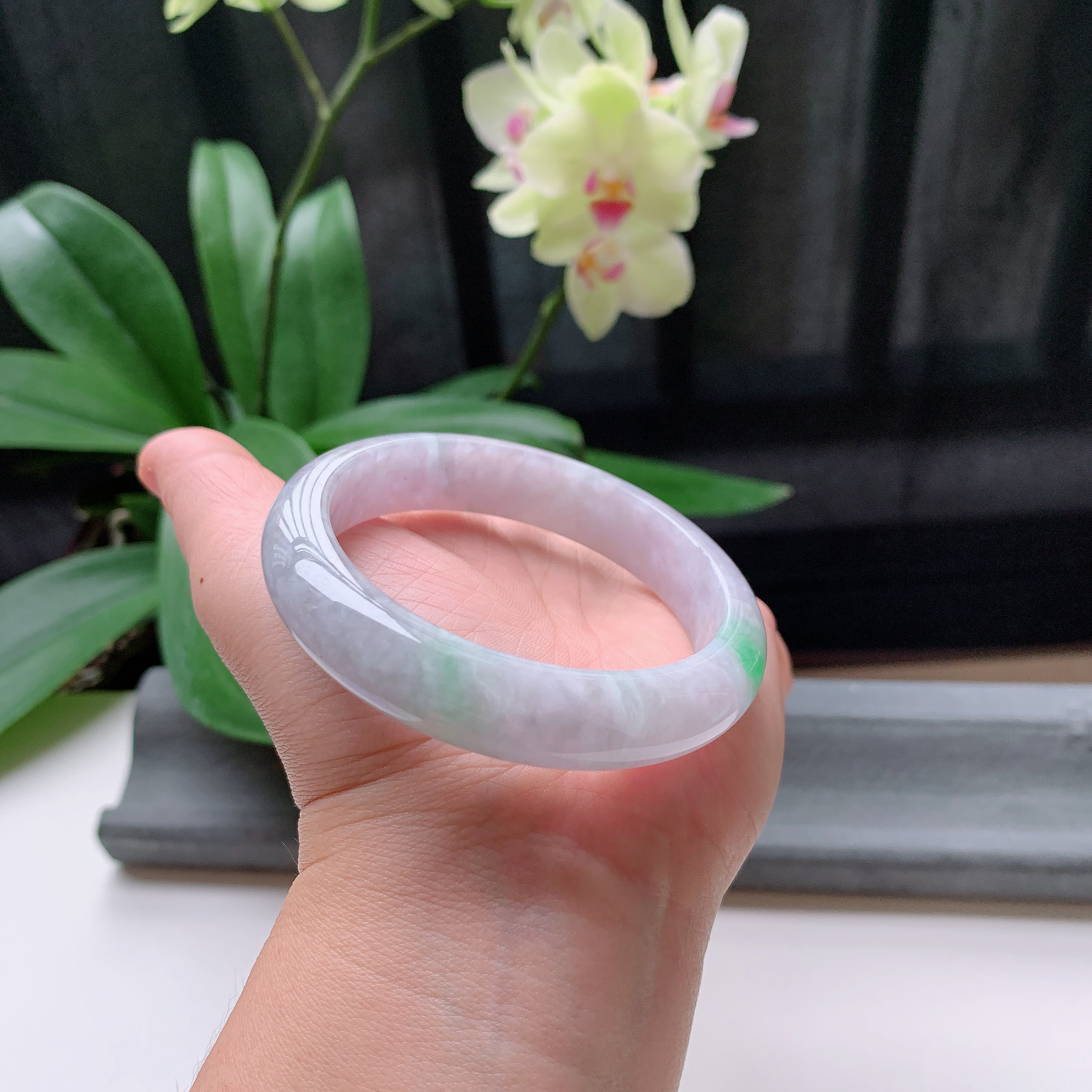 正圈56圈口，天然A货翡翠冰糯种水润飘绿玉手镯，水润秀丽，飘花灵动，种水十足，视觉甜美可人，恰到好处的美，十分高雅耐看，条形优美，上手优雅大方。57.48