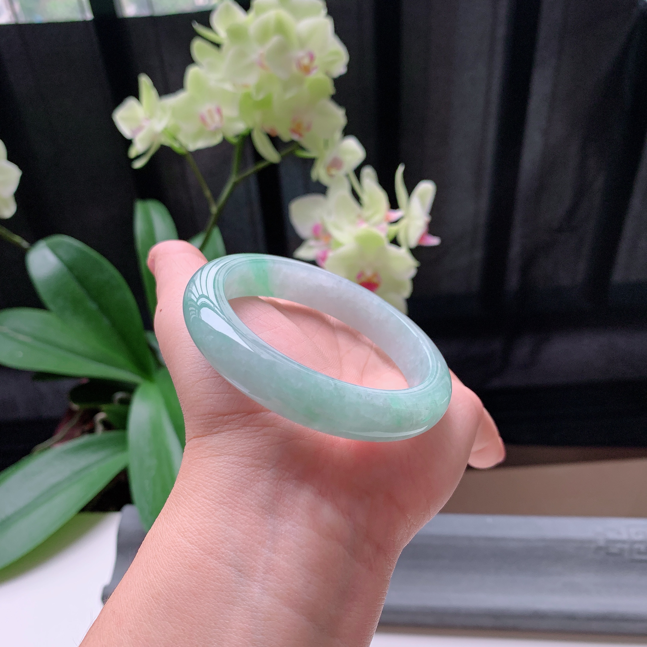 正圈56圈口，天然A货翡翠冰糯种水润飘绿玉手镯，水润秀丽，飘花灵动，种水十足，视觉甜美可人，恰到好处的美，十分高雅耐看，条形优美，上手优雅大方。56.87
