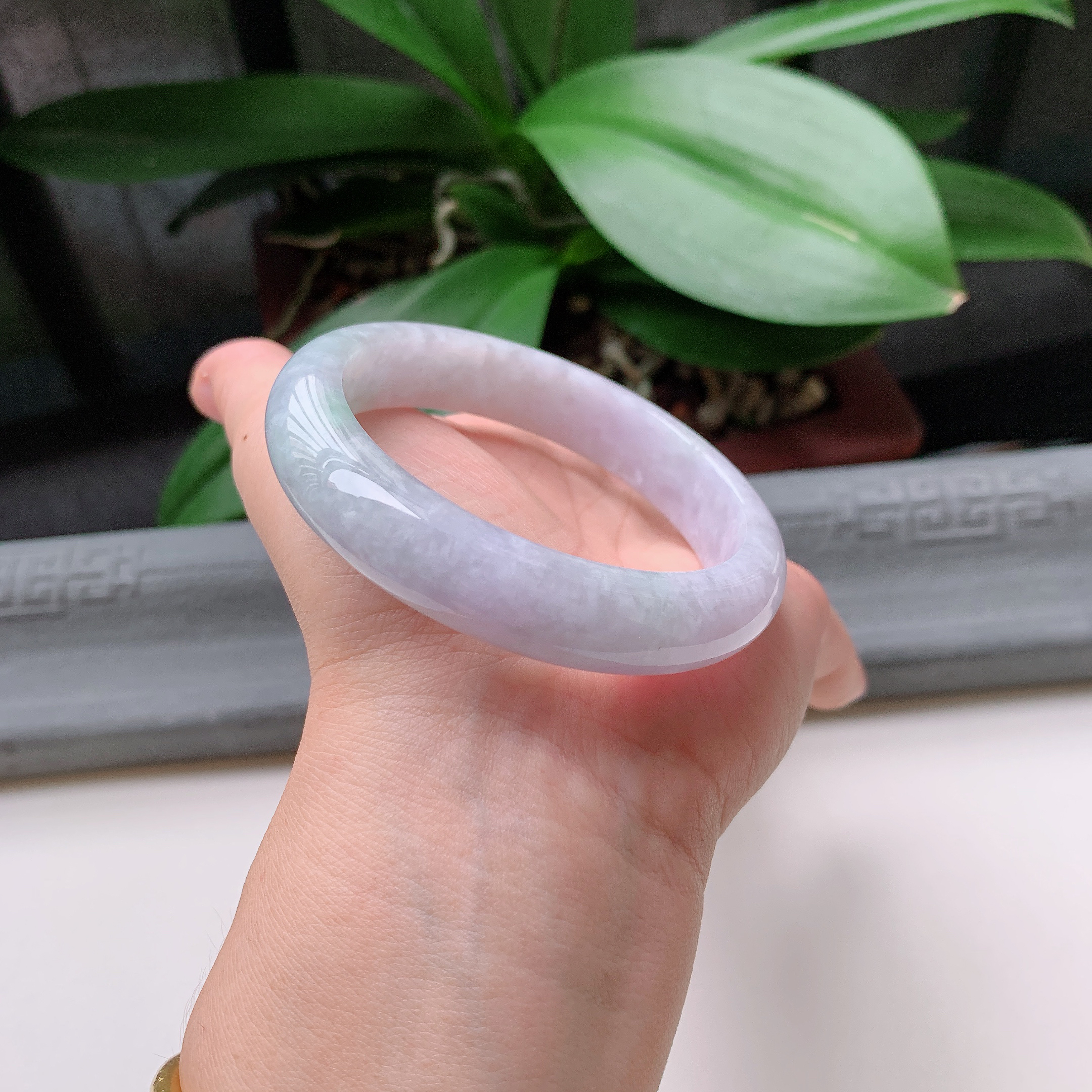 正圈58圈口，天然A货翡翠冰糯种水润飘绿玉手镯，水润秀丽，飘花灵动，种水十足，视觉甜美可人，恰到好