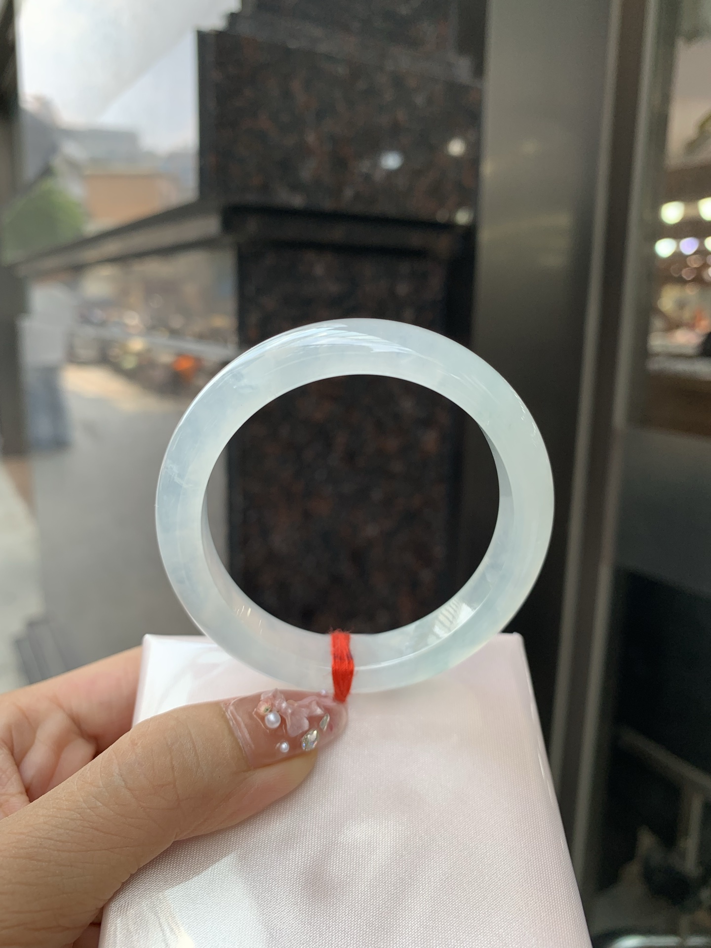 冰飘花正圈 52-7.7-10.8 0602-N873-2 打灯小细纹，底妆冰透起光，冰底中开出了朵朵蓝花，飘花灵动飘逸，勾勒出一幅唯美诗意的山水意境画，古典优雅又秀气