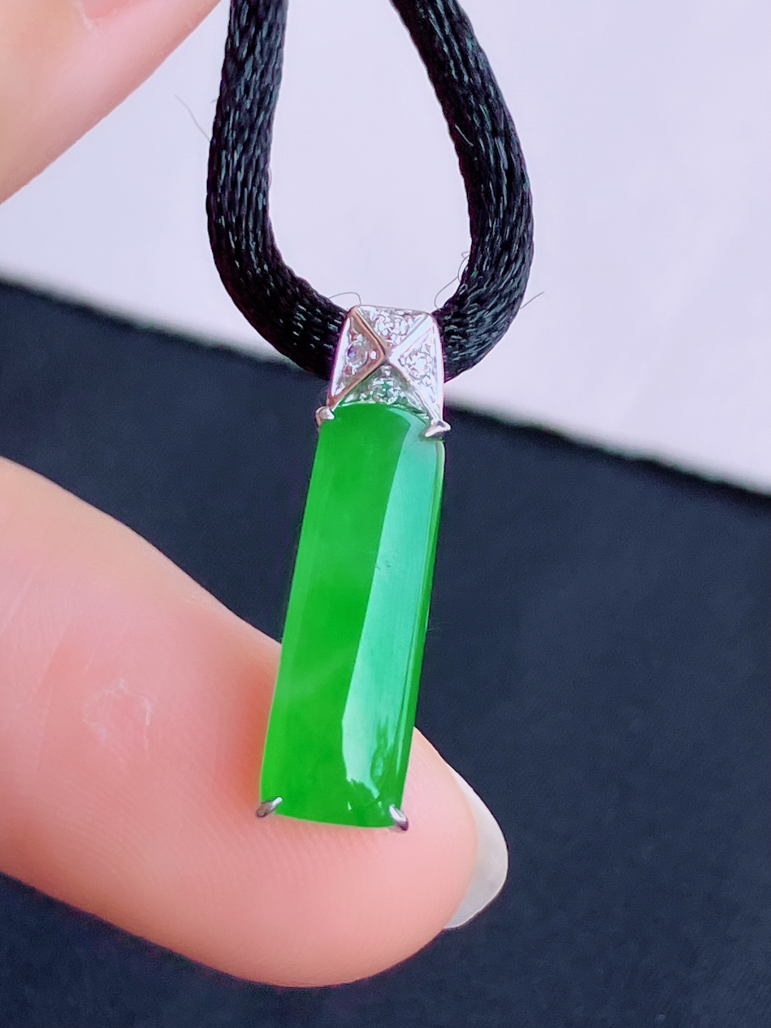 阳绿平安牌吊坠，简约时尚，尺寸19.5/6/5.3/自然光实拍