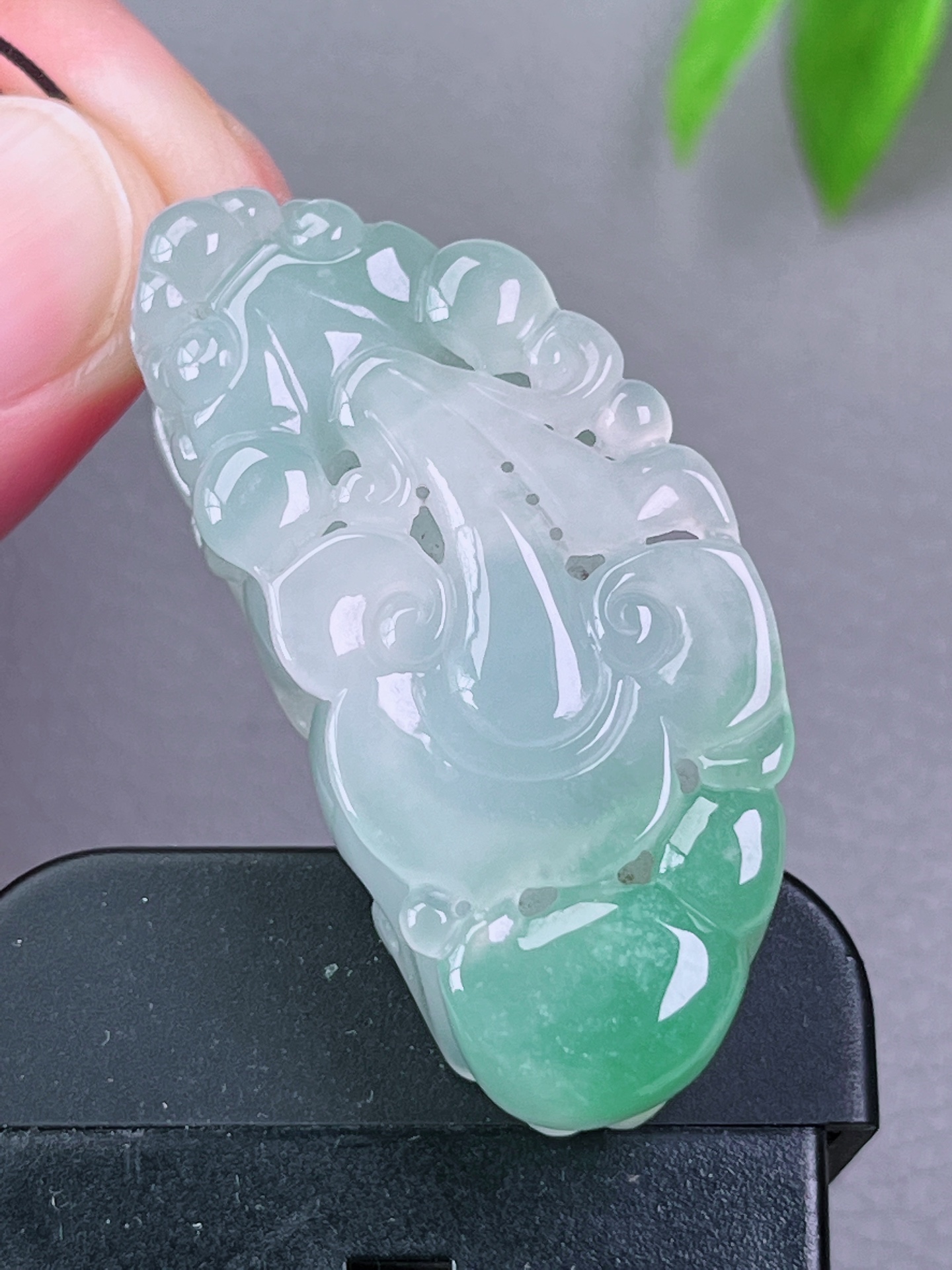 高冰貔貅，无裂，细腻油洁，冰透水润，起荧光，尺寸：45.2-20.8-12.4