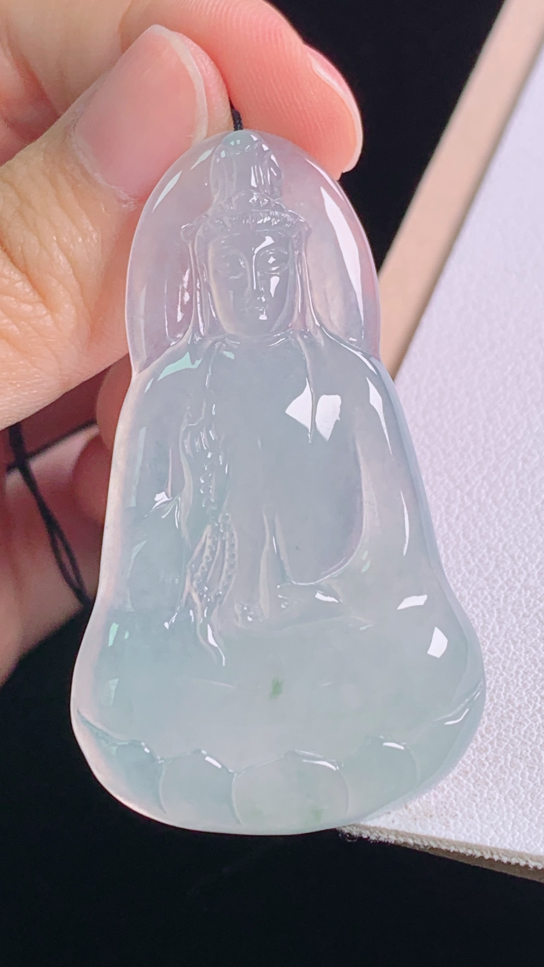 冰种观音，一刀切 冰润荧光，胶感十足，无裂 尺寸:52.1-30.5-4.6mm 28