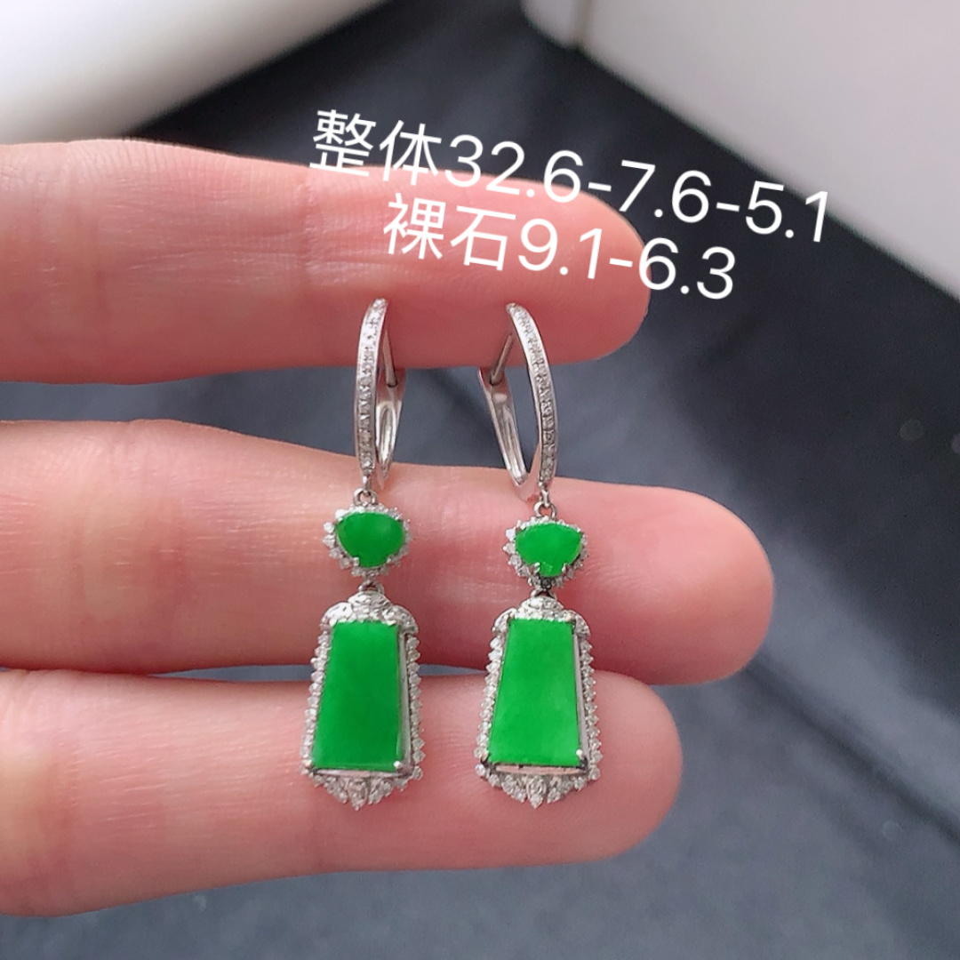 冰阳绿无事牌耳坠。种老色阳，料子水润细腻  佩戴简约时尚 货号51531，32.6-7.6-5.1