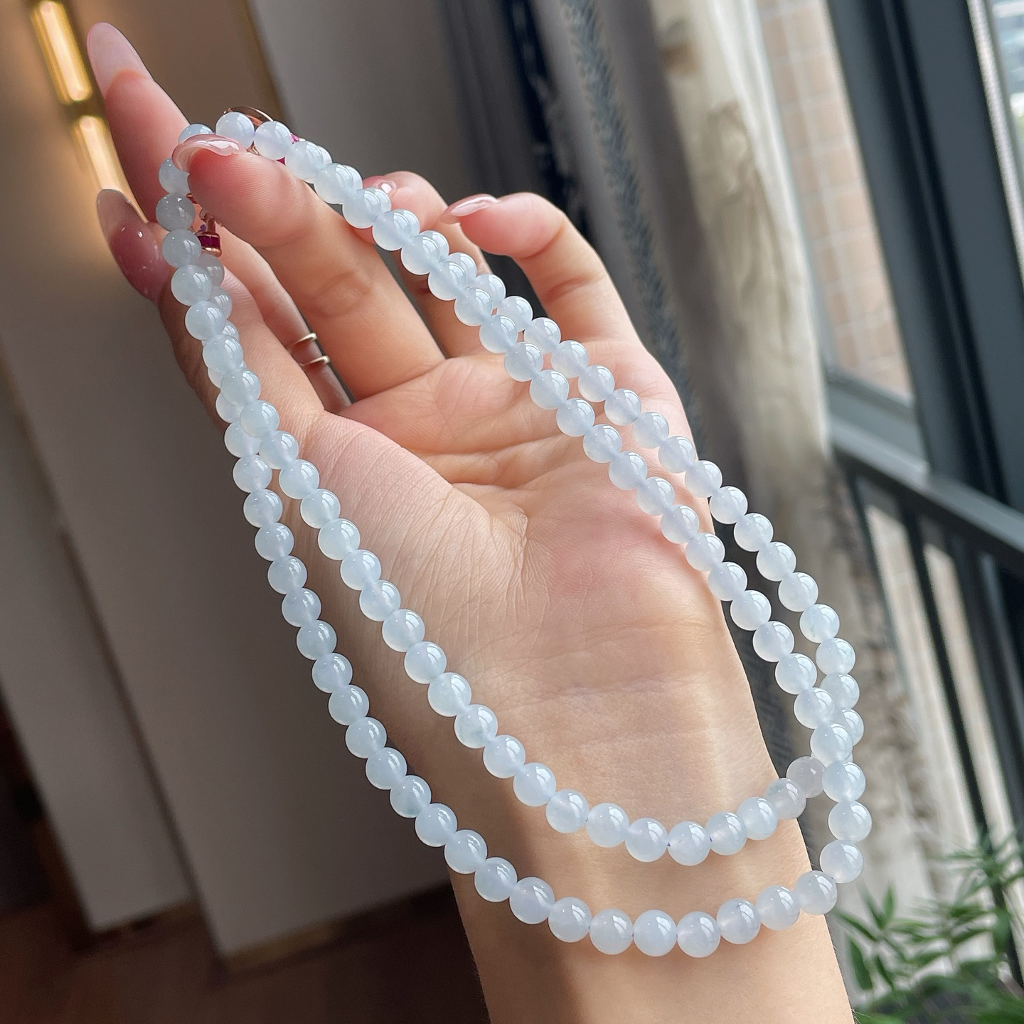冰蓝珠链  
尺寸：6/108颗
一串的价格
