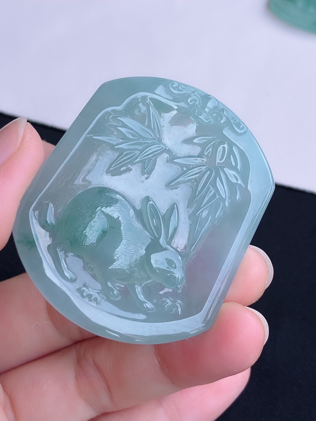 冰飘花生肖兔牌，晶莹剔透，尺寸52.6/44.6/5.6/自然光实拍