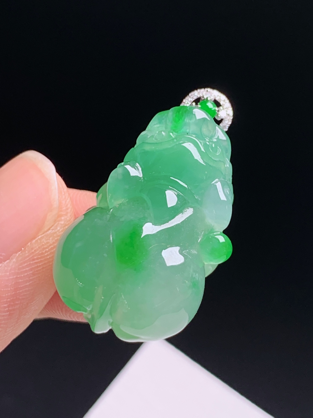 冰飘绿貔貅吊坠，冰润起胶翠色灵动，招财纳福 裸石26.1-16.8-10.7 整体30.9 0530