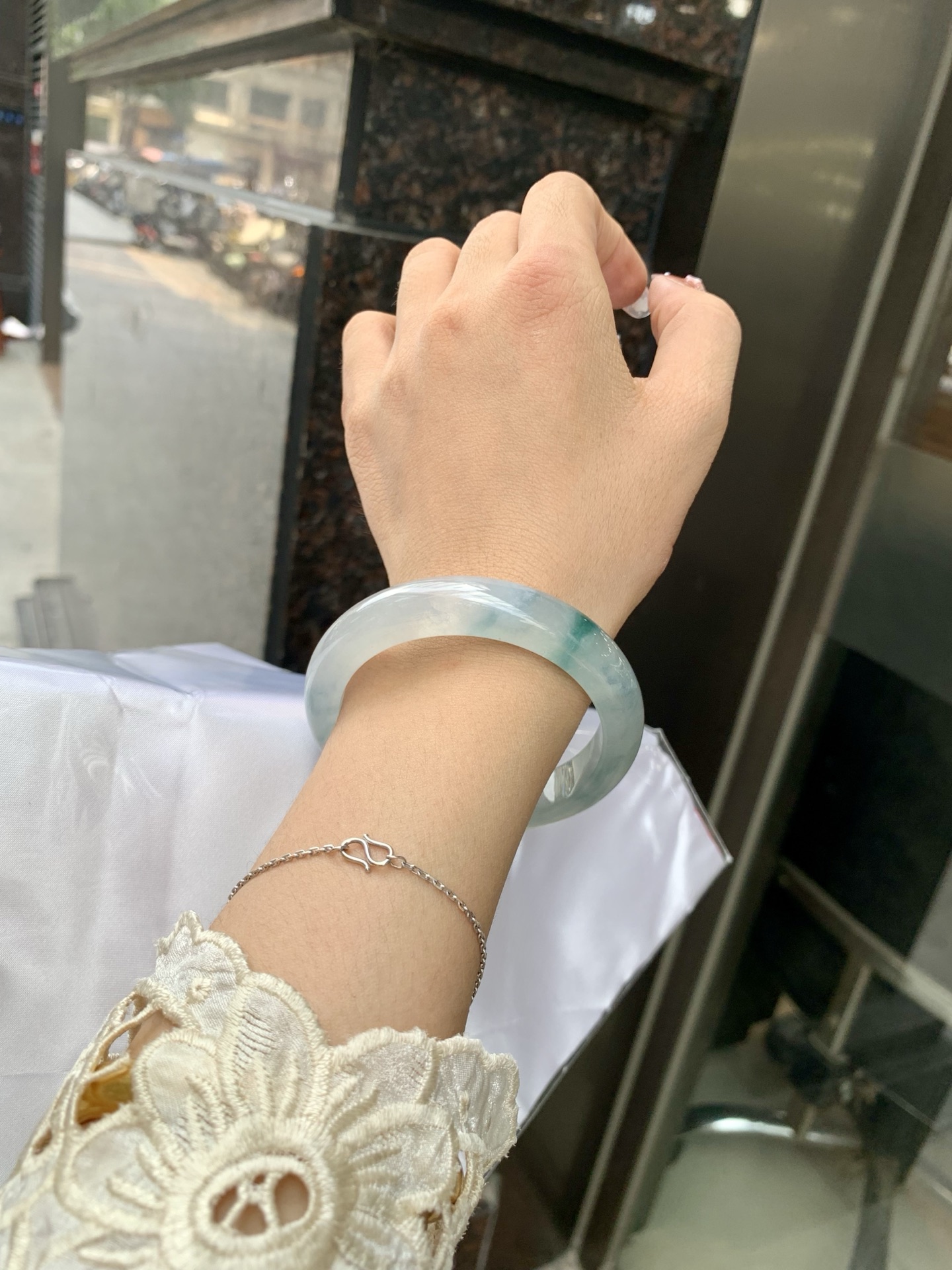 冰飘花正圈 54.5-8.1-12.1 0602-N880 打灯细纹，底妆冰透起光，冰底中开出了朵朵蓝花，飘花灵动飘逸，勾勒出一幅唯美诗意的山水意境画，古典优雅又秀气