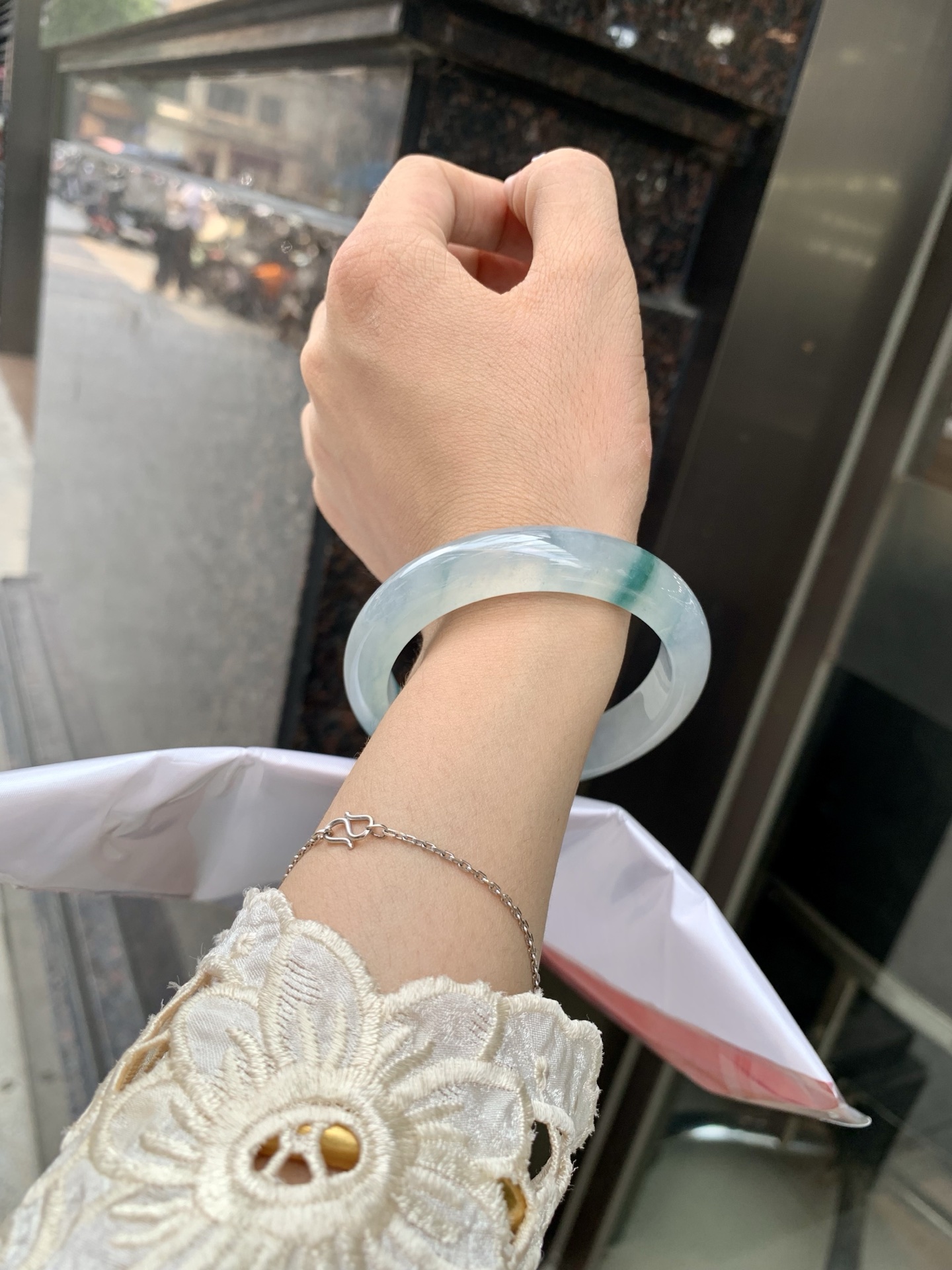 冰飘花正圈 54.5-8.1-12.1 0602-N880 打灯细纹，底妆冰透起光，冰底中开出了朵朵蓝花，飘花灵动飘逸，勾勒出一幅唯美诗意的山水意境画，古典优雅又秀气