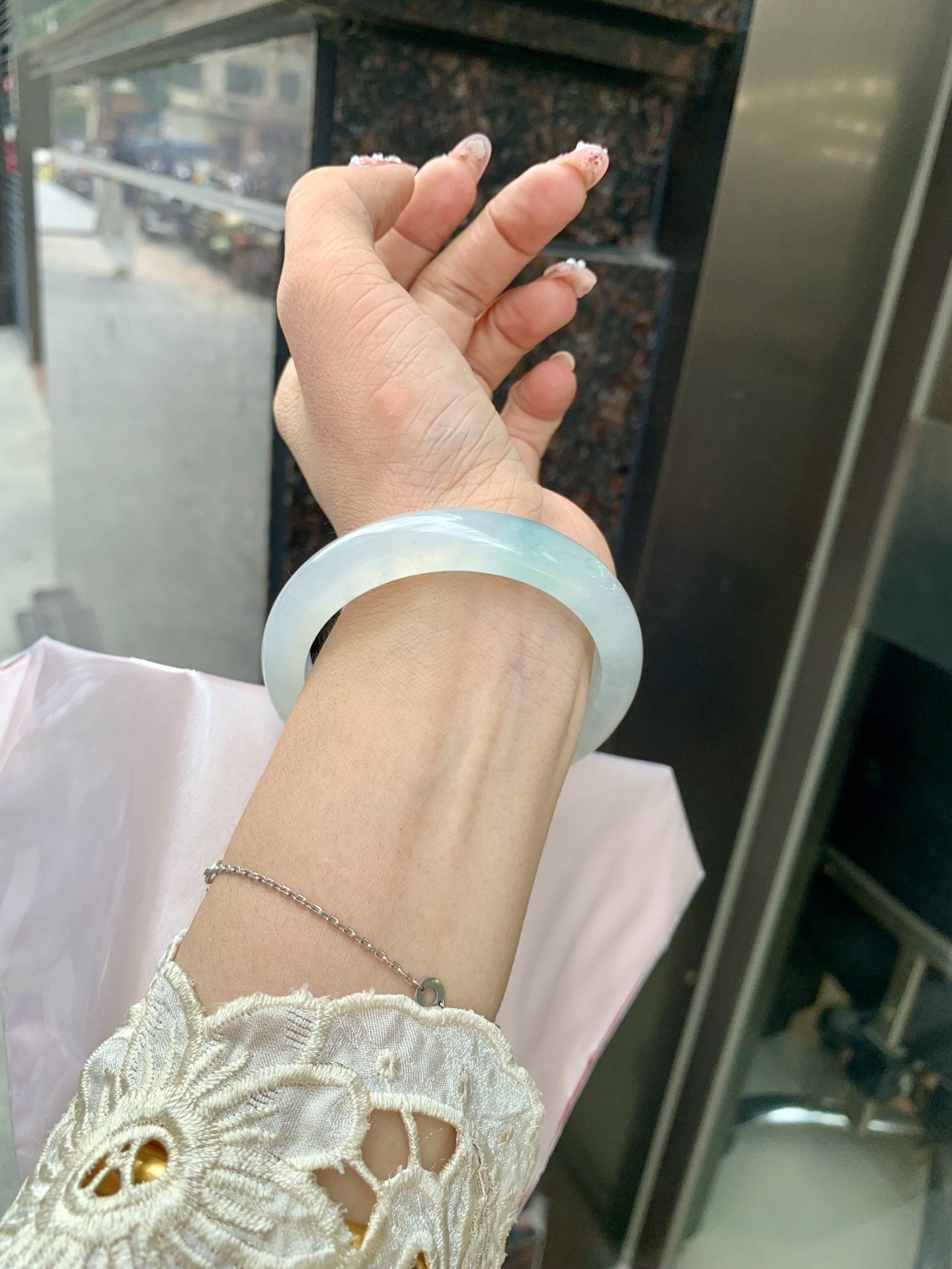 冰飘花正圈 53.7-7.9-10.7 0602-N873-1 打灯小细纹，底妆冰透起光，冰底中开出了朵朵蓝花，飘花灵动飘逸，勾勒出一幅唯美诗意的山水意境画，古典优雅又秀气