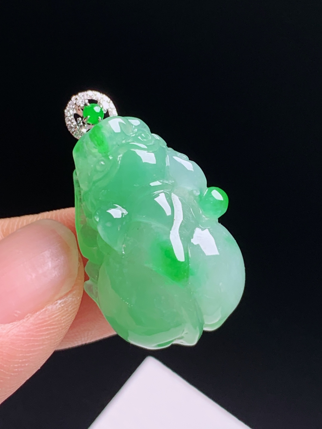 冰飘绿貔貅吊坠，冰润起胶翠色灵动，招财纳福 裸石26.1-16.8-10.7 整体30.9 0530