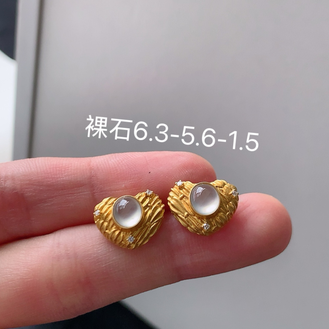 心形耳钉。冰透细腻，品相喜悦，佩戴时尚大气 货号41531，6.3-5.6-1.5
