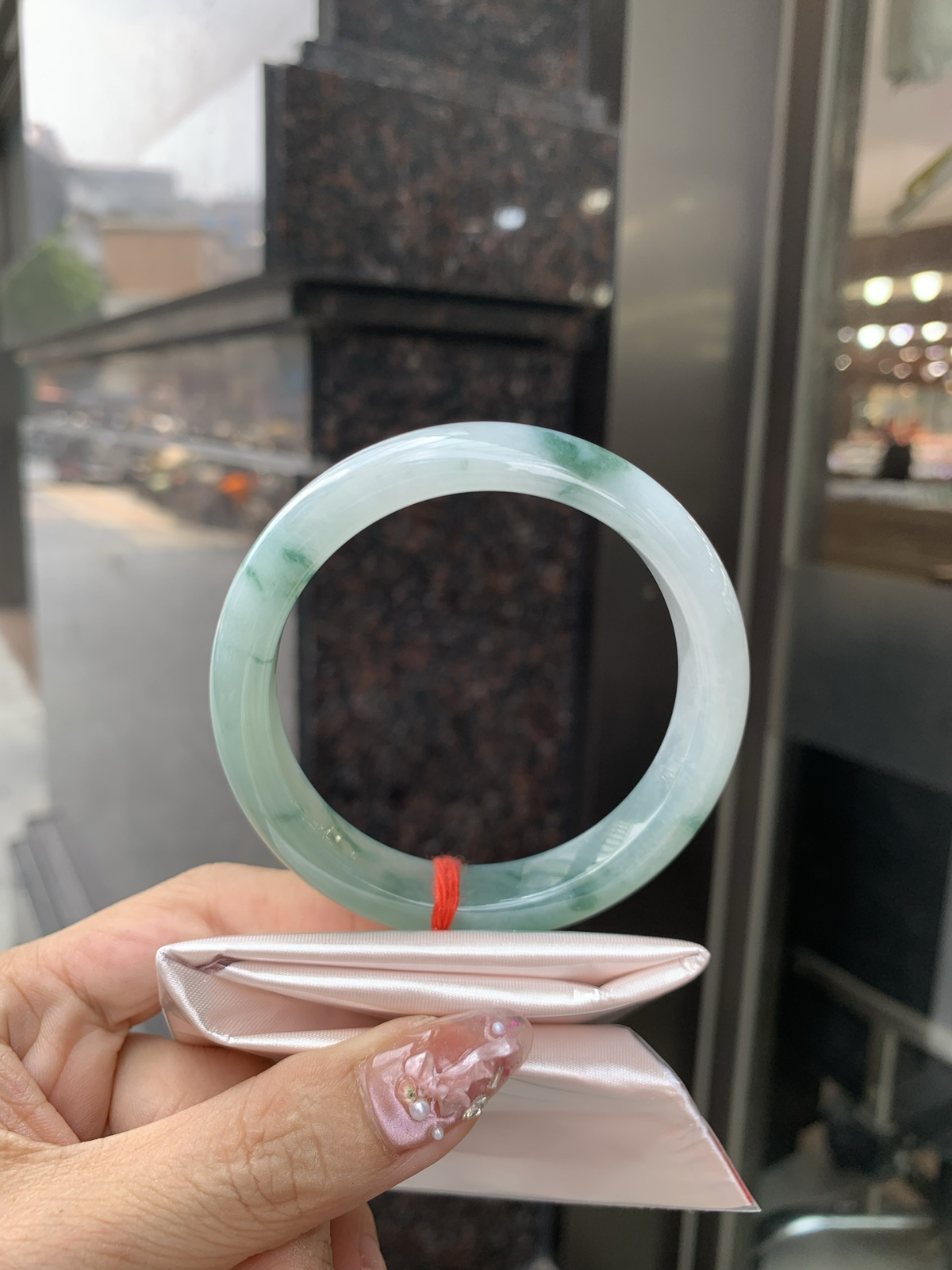 晴底飘花正圈
57.5-8.1-12.6
底妆冰润，晴底飘花，半山半水，独特且直观的美，它的冰透细腻质地，成就了两种风格融合下最原始神秘气质～