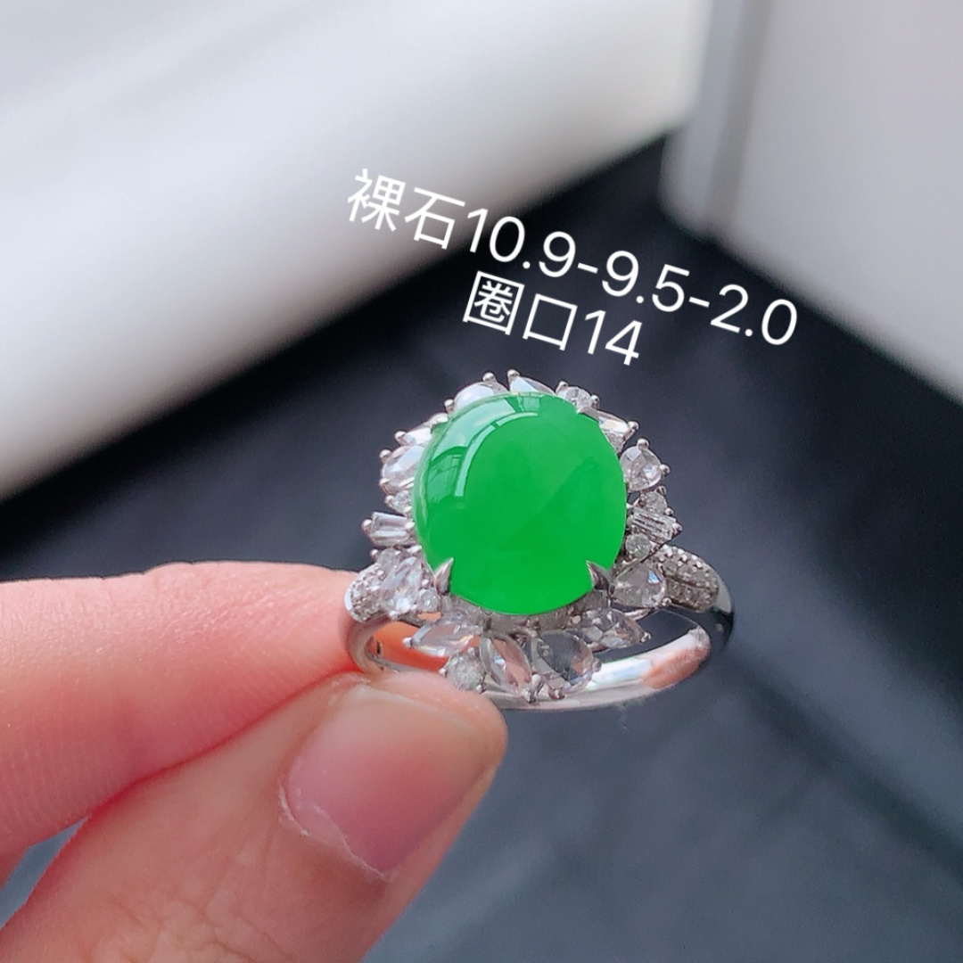 冰阳绿女戒。莹莹青翠，种老无裂水润，佩戴温婉优雅 货号93531，10.9-9.5-2.0