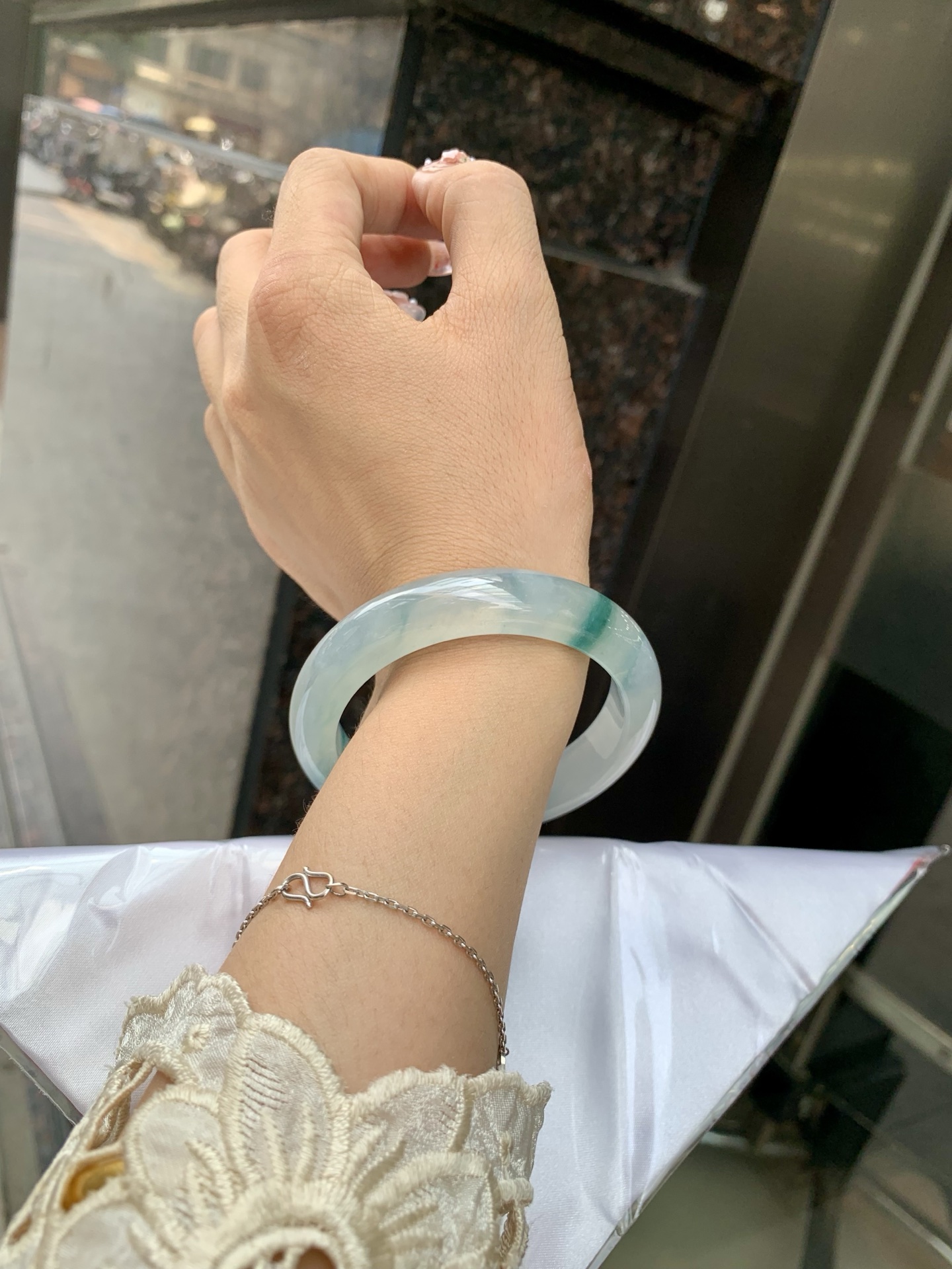 冰飘花正圈 54.5-8.1-12.1 0602-N880 打灯细纹，底妆冰透起光，冰底中开出了朵朵蓝花，飘花灵动飘逸，勾勒出一幅唯美诗意的山水意境画，古典优雅又秀气