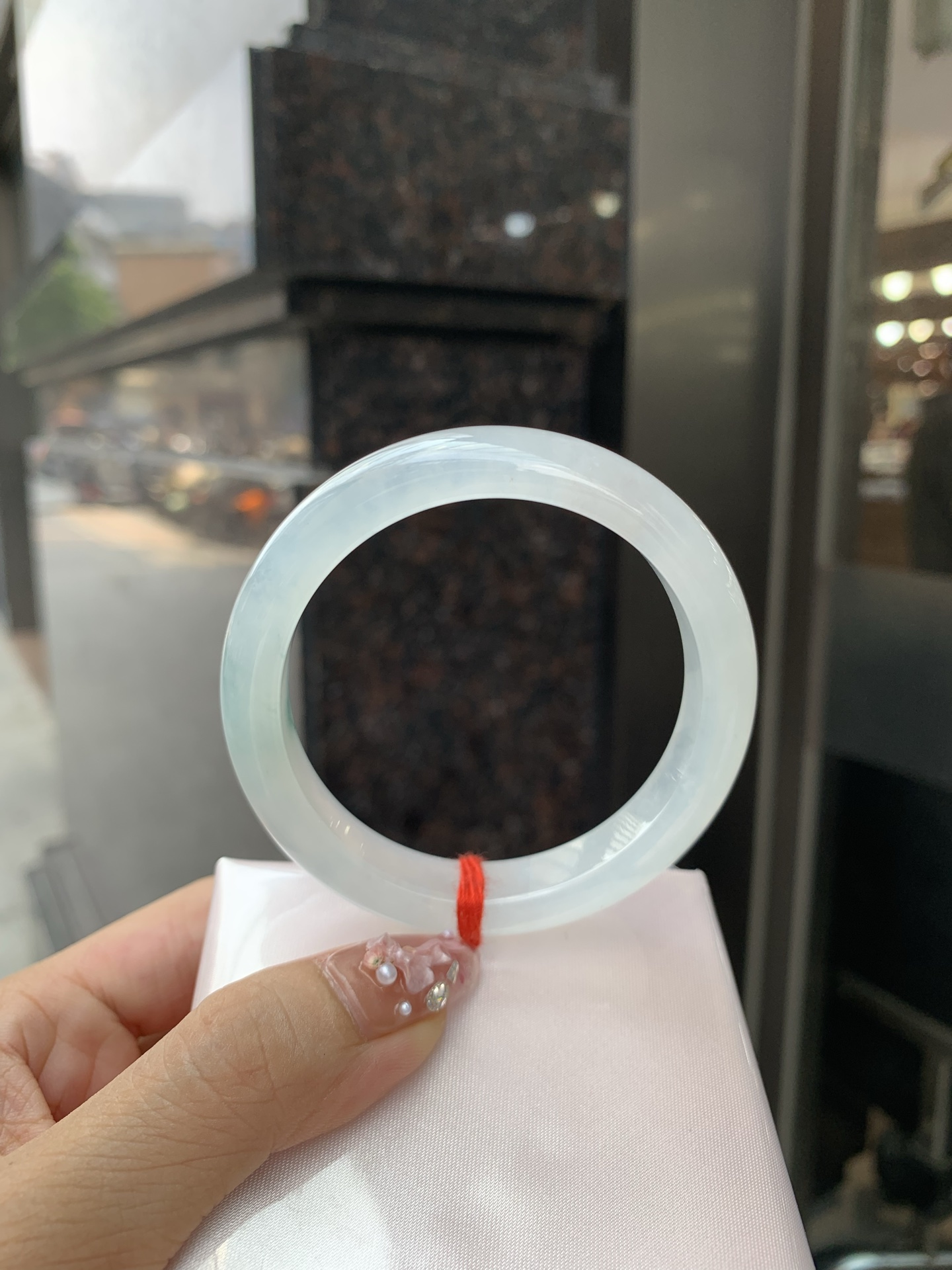 冰飘花正圈 53.7-7.9-10.7 0602-N873-1 打灯小细纹，底妆冰透起光，冰底中开出了朵朵蓝花，飘花灵动飘逸，勾勒出一幅唯美诗意的山水意境画，古典优雅又秀气