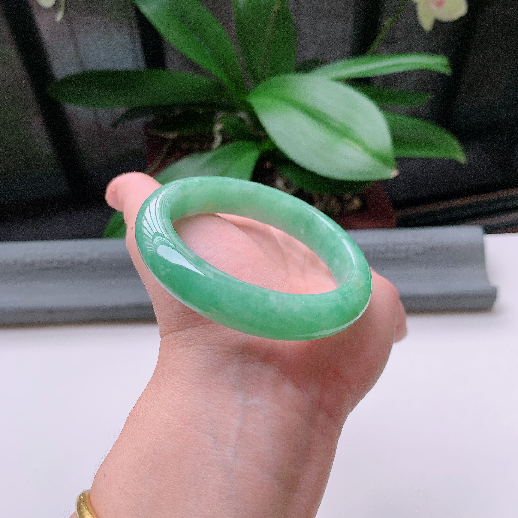 正圈55圈口，天然A货翡翠冰糯种水润飘绿玉手镯，水润秀丽，飘花灵动，种水十足，视觉甜美可人，恰到好