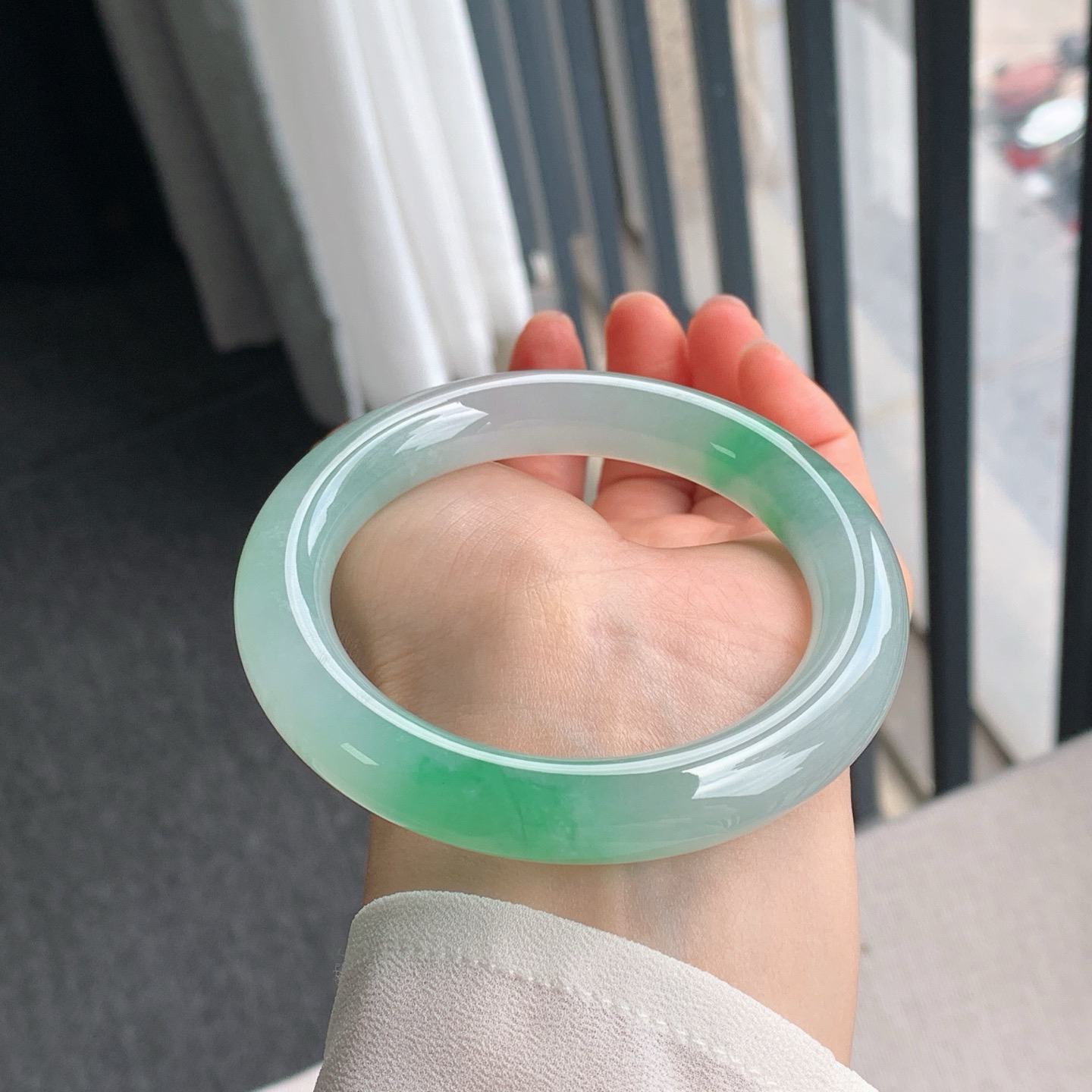 冰绿圆条，超大圈口 条形圆润饱满，水润细腻，高贵大气，无暇