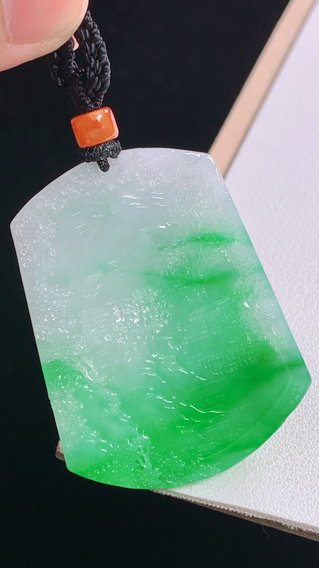阳绿山水牌 色泽艳丽，雕工精湛，无裂 尺寸:50.0-38.5-6.0mm