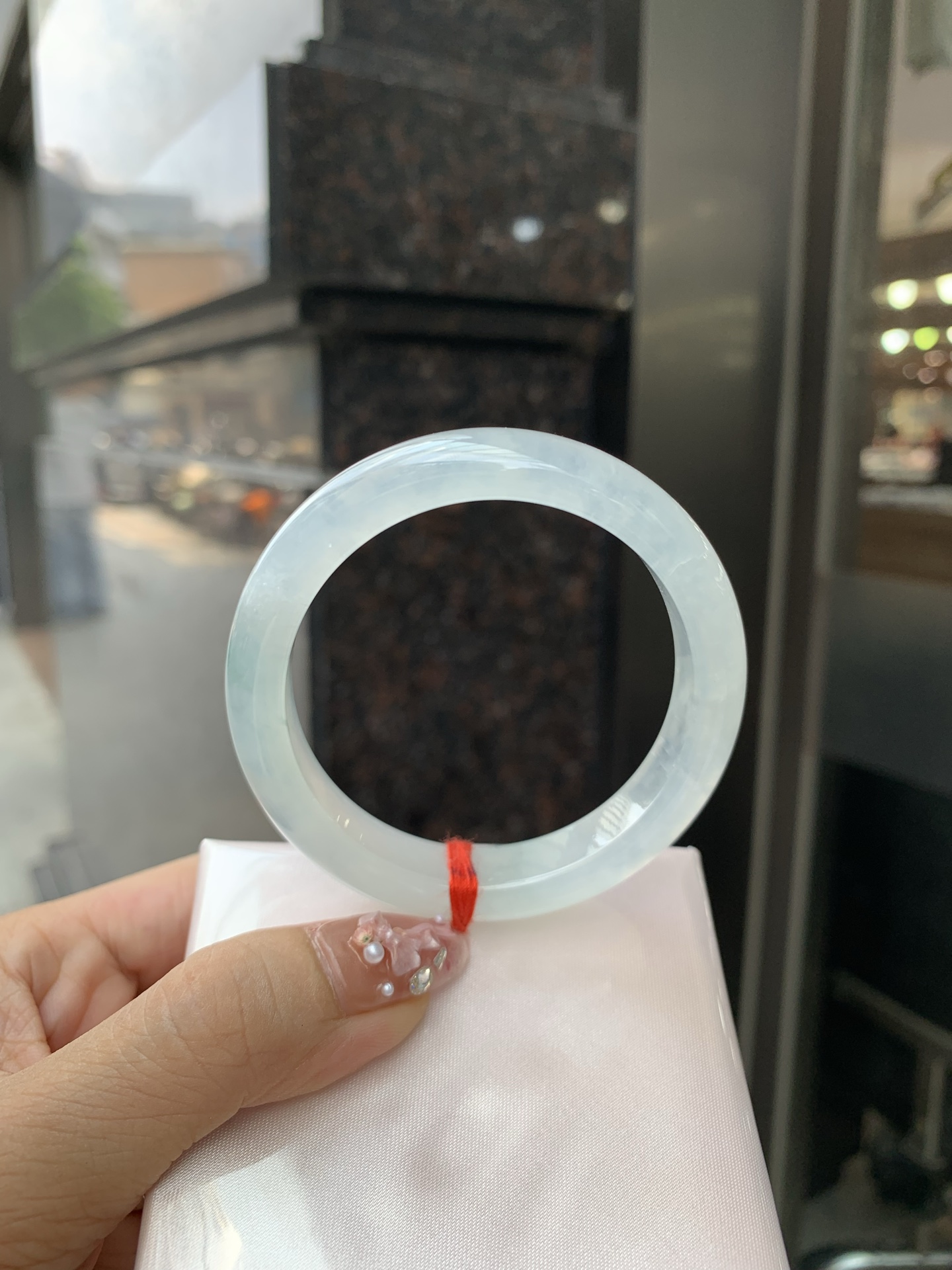 冰飘花正圈 52-7.7-10.8 0602-N873-2 打灯小细纹，底妆冰透起光，冰底中开出了朵朵蓝花，飘花灵动飘逸，勾勒出一幅唯美诗意的山水意境画，古典优雅又秀气
