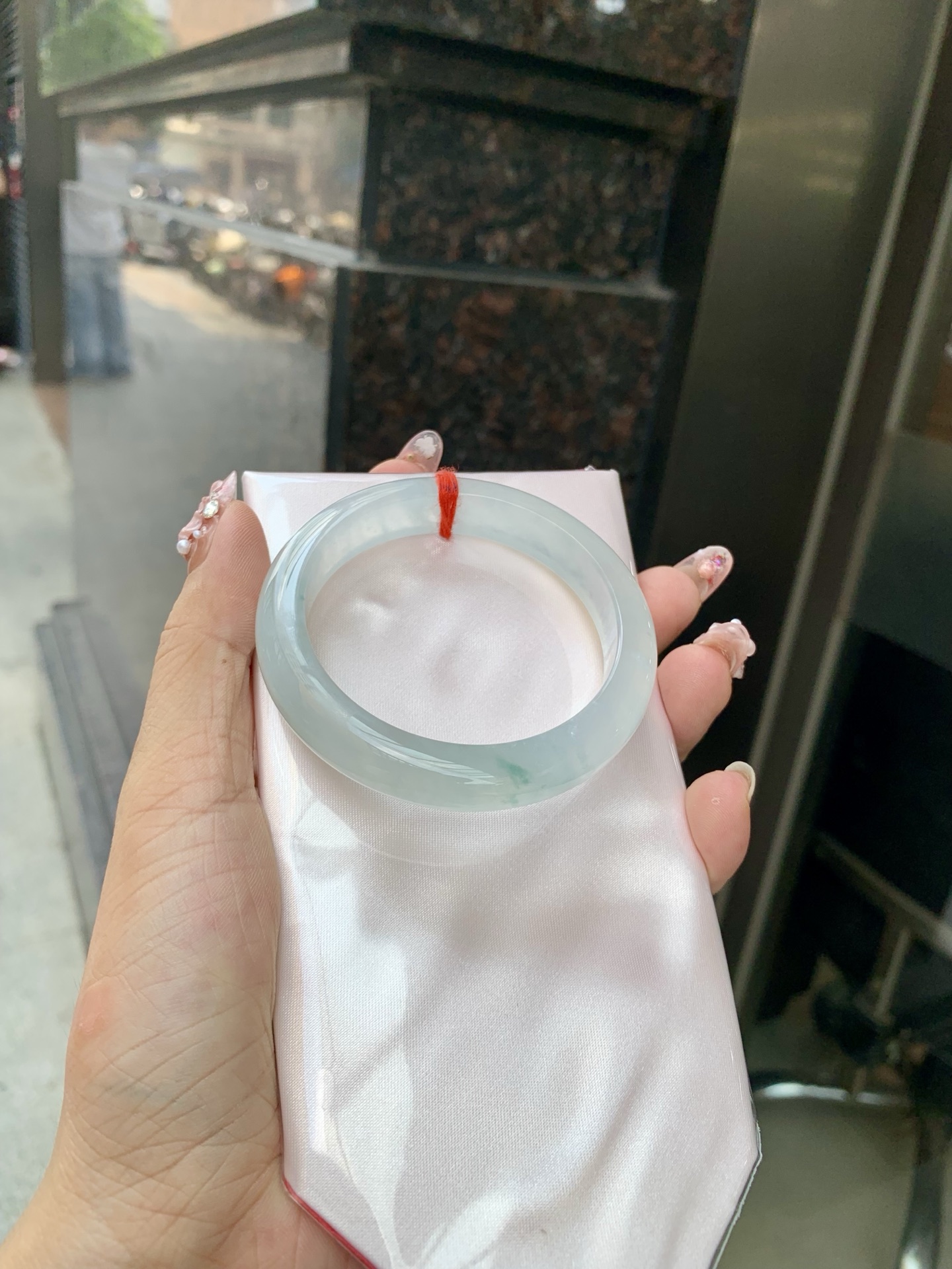 冰飘花正圈 52-7.7-10.8 0602-N873-2 打灯小细纹，底妆冰透起光，冰底中开出了朵朵蓝花，飘花灵动飘逸，勾勒出一幅唯美诗意的山水意境画，古典优雅又秀气