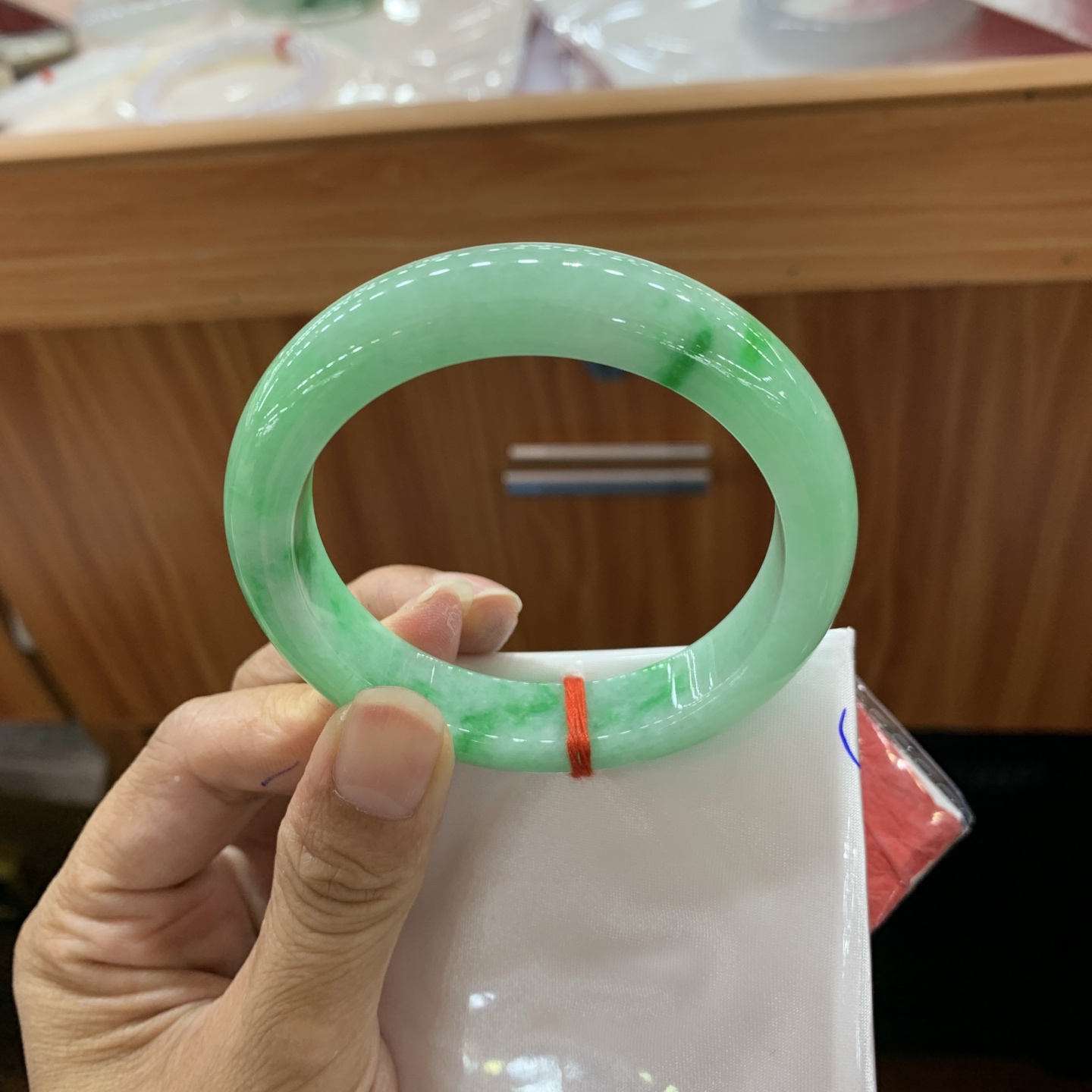 060115MMJ 飘绿正圈翡翠手镯 55.2-12.3-8.4