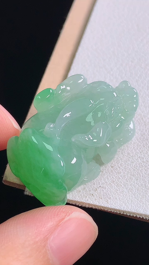 冰飘绿貔貅，无裂，尺寸:29.3-17.0-12.8mm