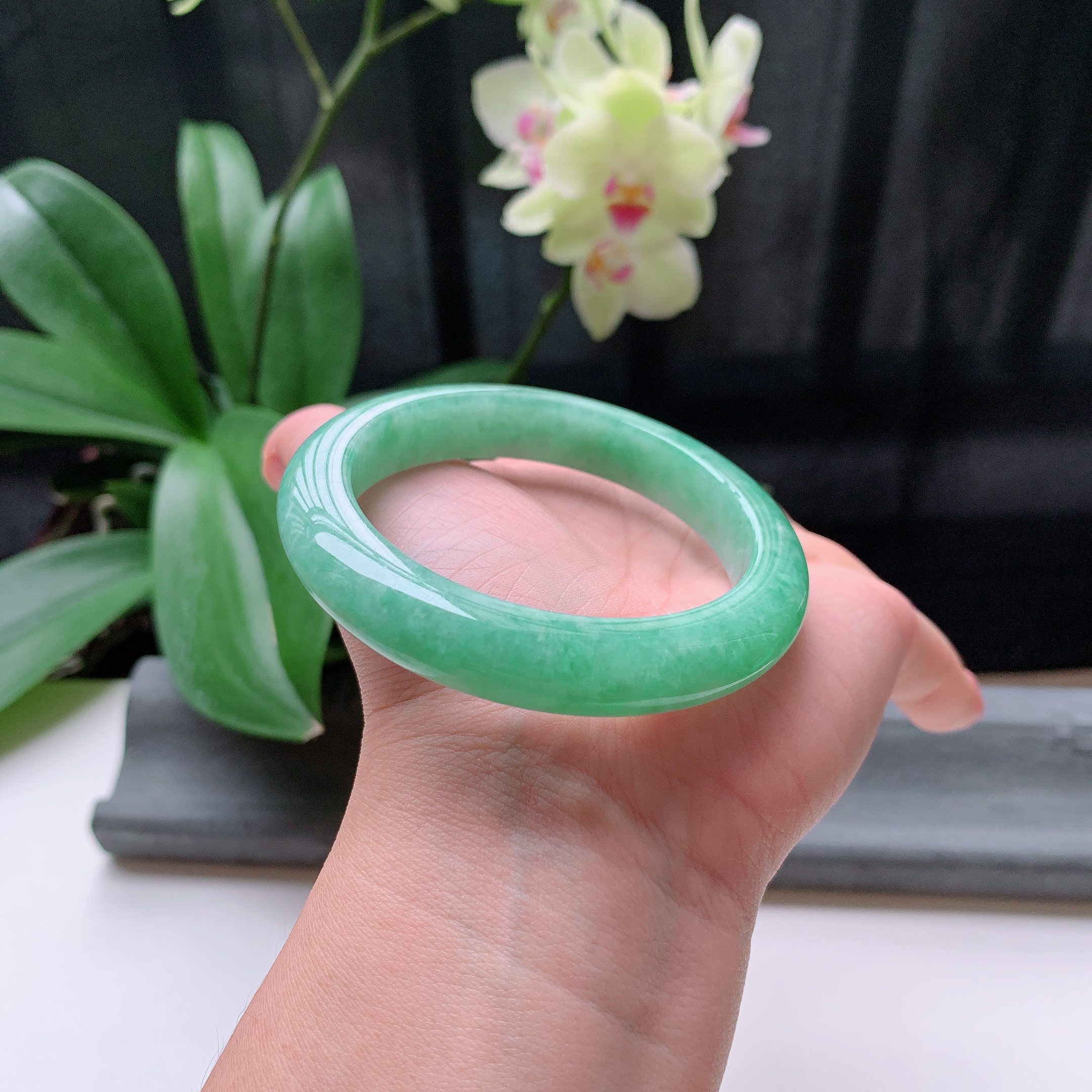 正圈56圈口，天然A货翡翠冰糯种水润飘绿玉手镯，水润秀丽，飘花灵动，种水十足，视觉甜美可人，恰到好