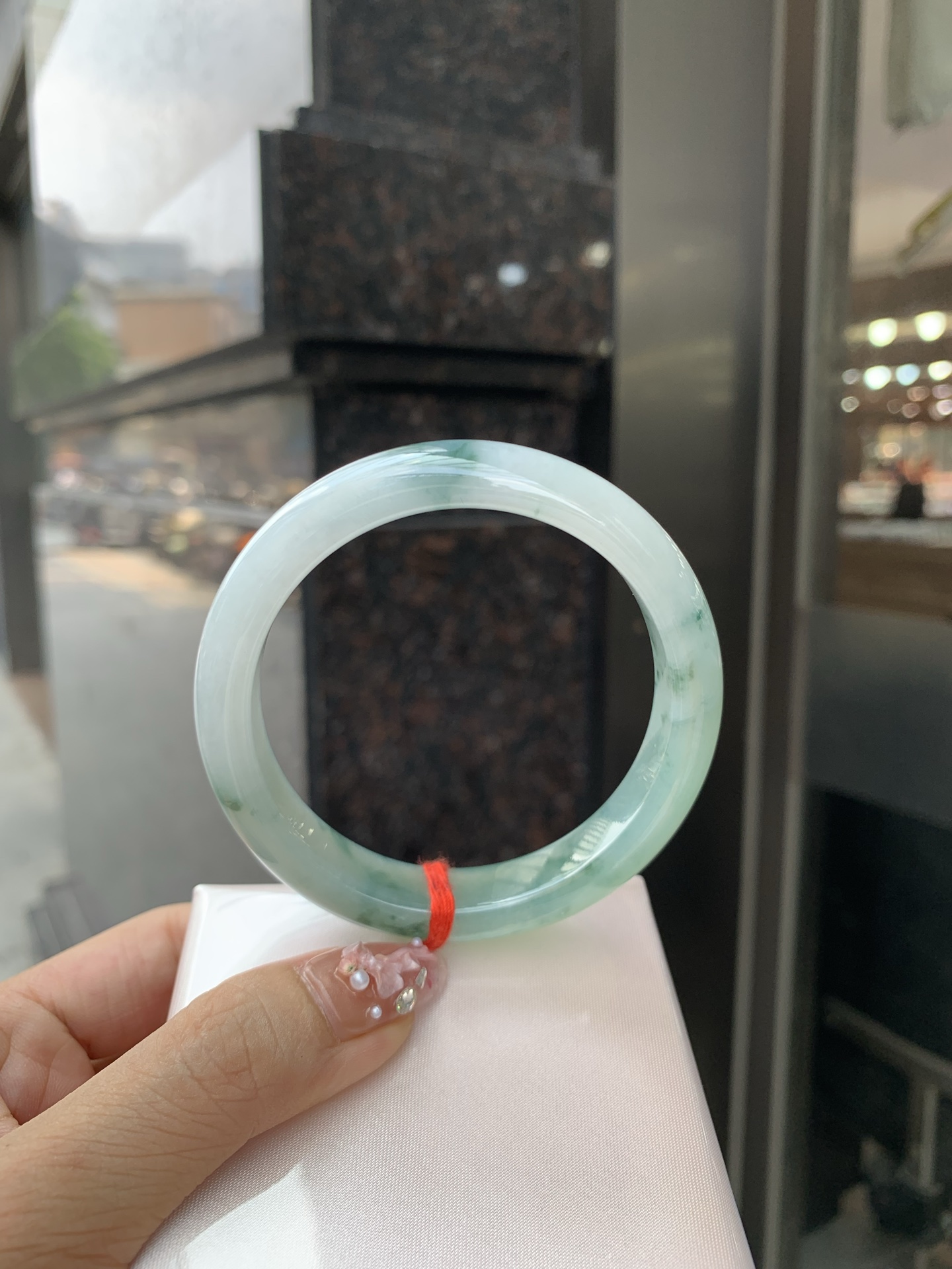 晴底飘花正圈 57.5-8.1-12.6 0602-4A120 无裂，底妆冰润，晴底飘花，半山半水，独特且直观的美，它的冰透细腻质地，成就了两种风格融合下最原始神秘气质～