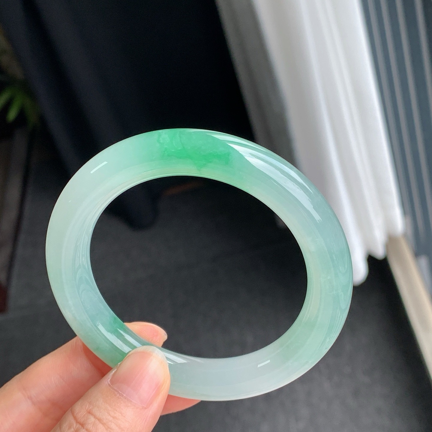 冰绿圆条，超大圈口 条形圆润饱满，水润细腻，高贵大气，无暇