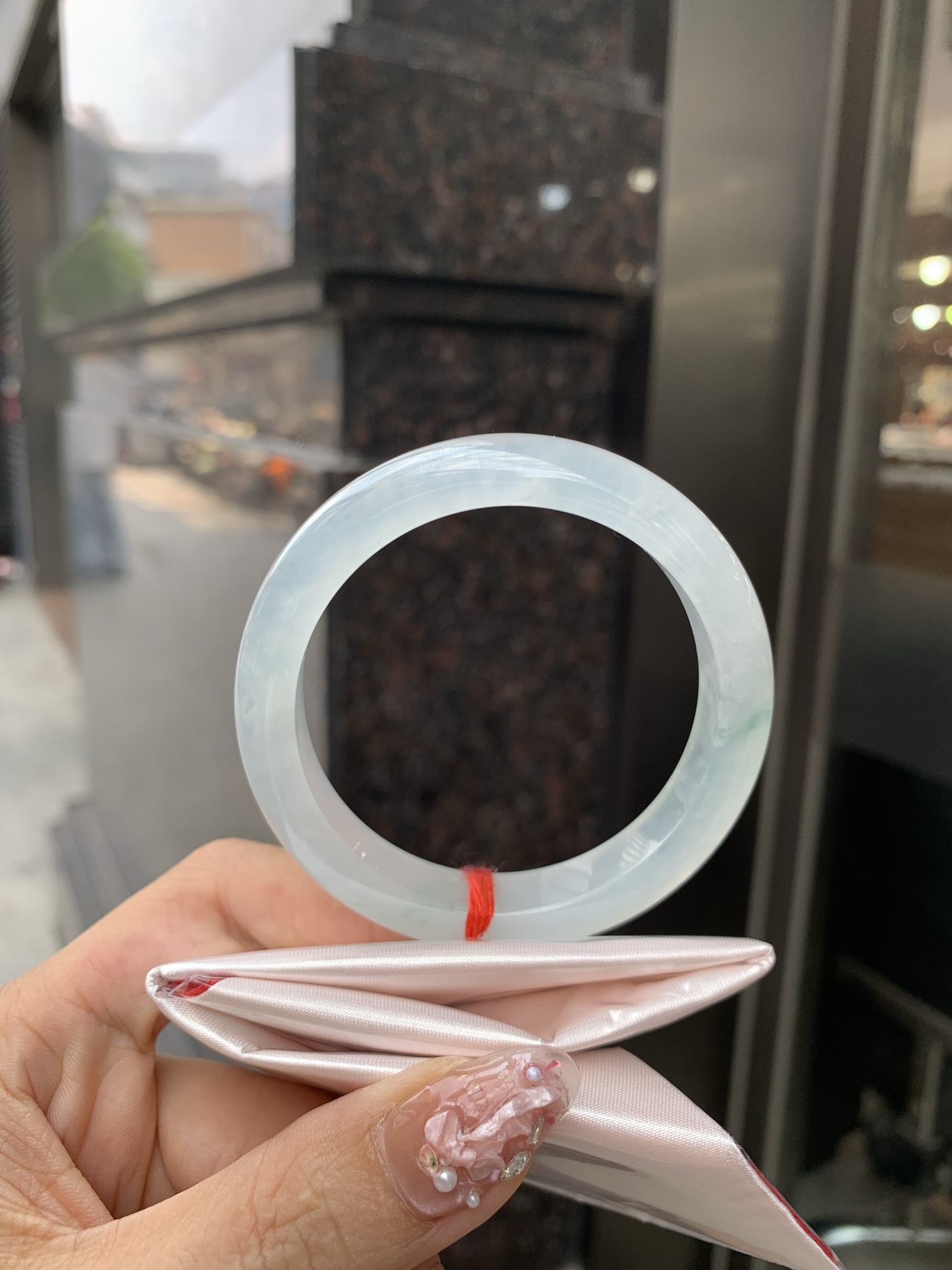 冰飘花正圈 52-7.7-10.8 0602-N873-2 打灯小细纹，底妆冰透起光，冰底中开出了朵朵蓝花，飘花灵动飘逸，勾勒出一幅唯美诗意的山水意境画，古典优雅又秀气