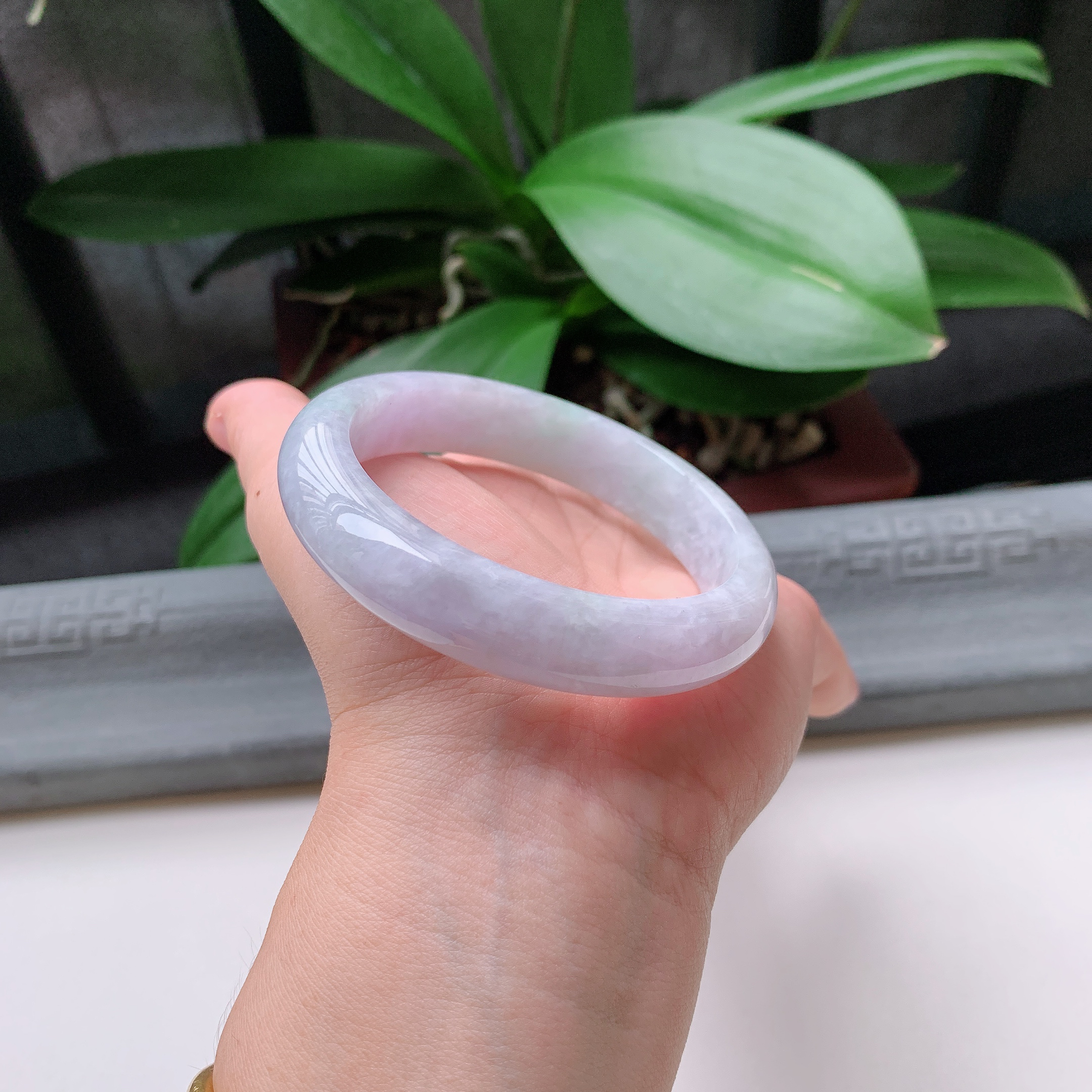 正圈58圈口，天然A货翡翠冰糯种水润飘绿玉手镯，水润秀丽，飘花灵动，种水十足，视觉甜美可人，恰到好处的美，十分高雅耐看，条形优美，上手优雅大方。62.58