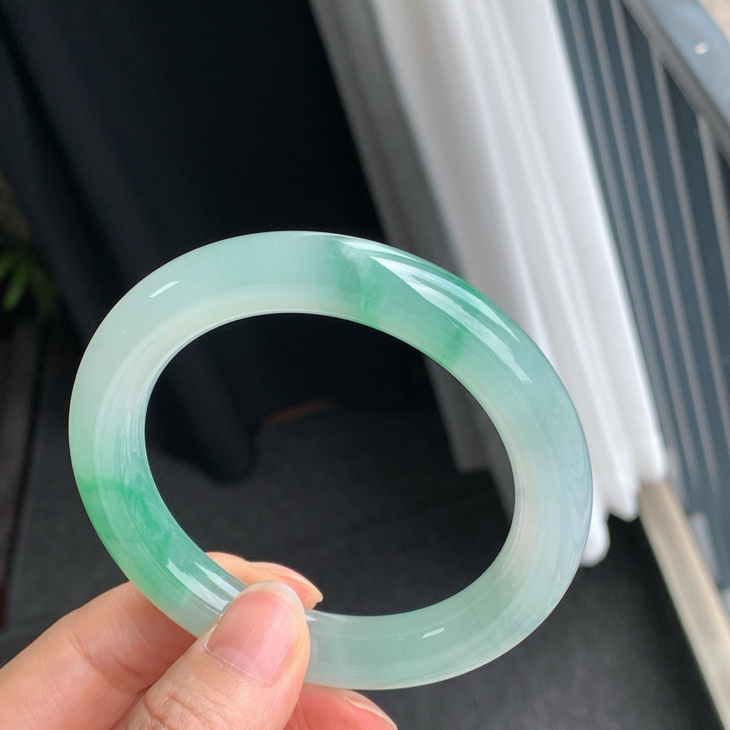 冰绿圆条，超大圈口 条形圆润饱满，水润细腻，高贵大气，无暇