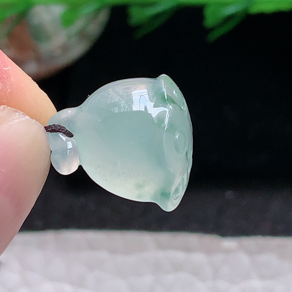 lz实拍14*13.5*8.3天然缅甸翡翠冰飘花莲蓬珠珠玉吊坠 玉挂件