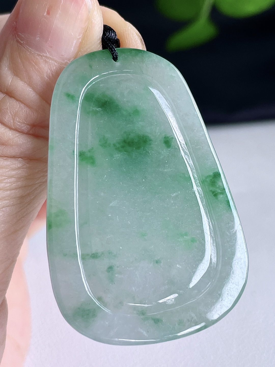 糯冰飘花生肖虎下山虎牌吊坠，说明缅料无裂性比高，尺寸48.6-33-6.2，重量17.8克