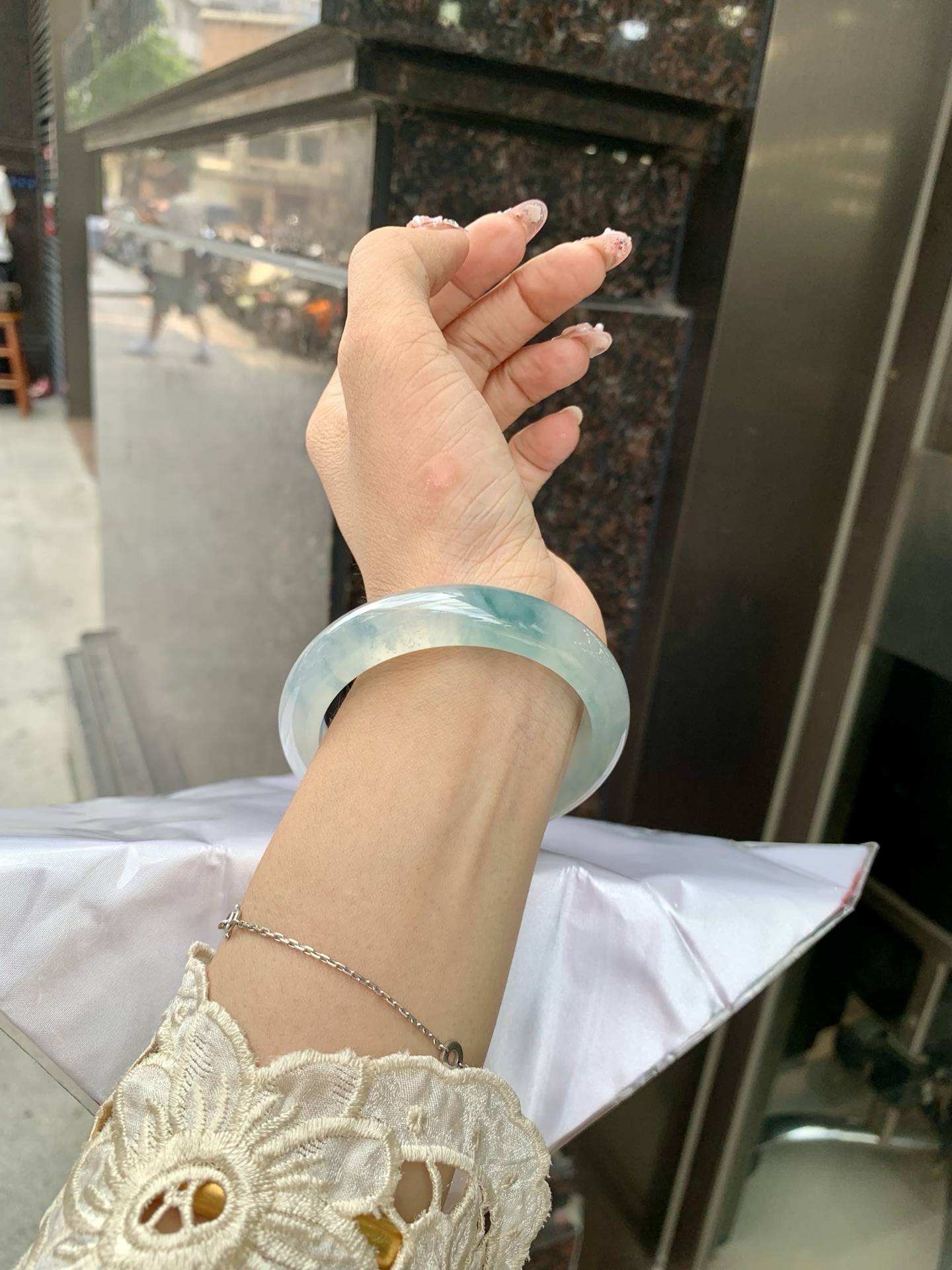 冰飘花正圈 54.5-8.1-12.1 0602-N880 打灯细纹，底妆冰透起光，冰底中开出了朵朵蓝花，飘花灵动飘逸，勾勒出一幅唯美诗意的山水意境画，古典优雅又秀气