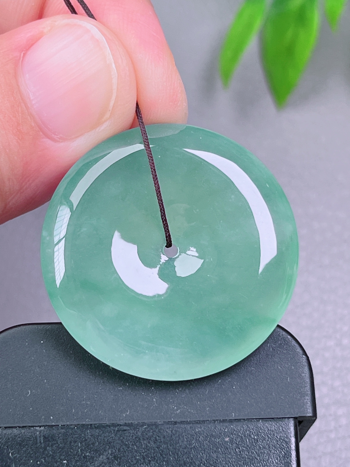 高冰种平安扣，无裂，底色好，油洁，起荧光，尺寸：31.3-5.8