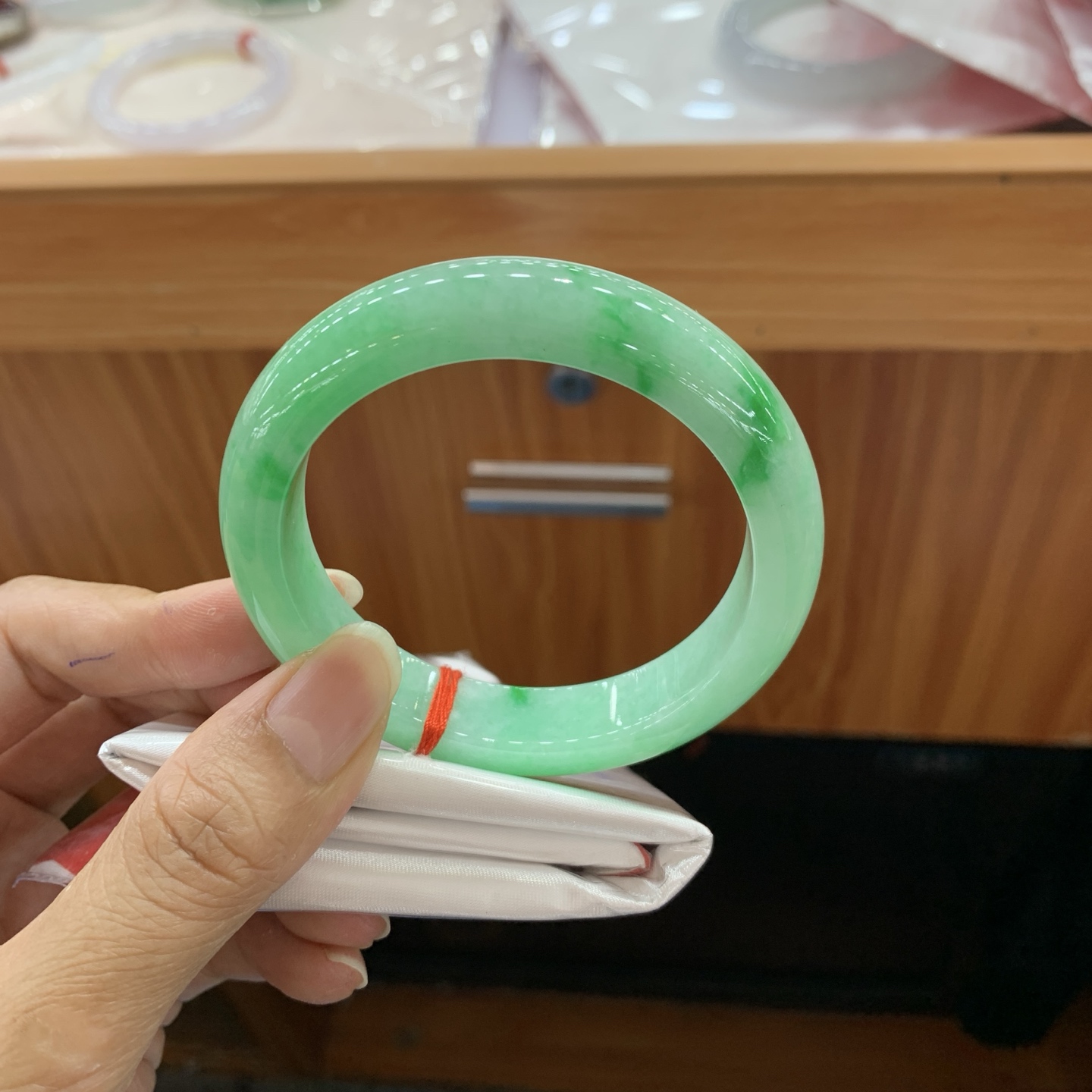 060115MMJ 飘绿正圈翡翠手镯 55.2-12.3-8.4