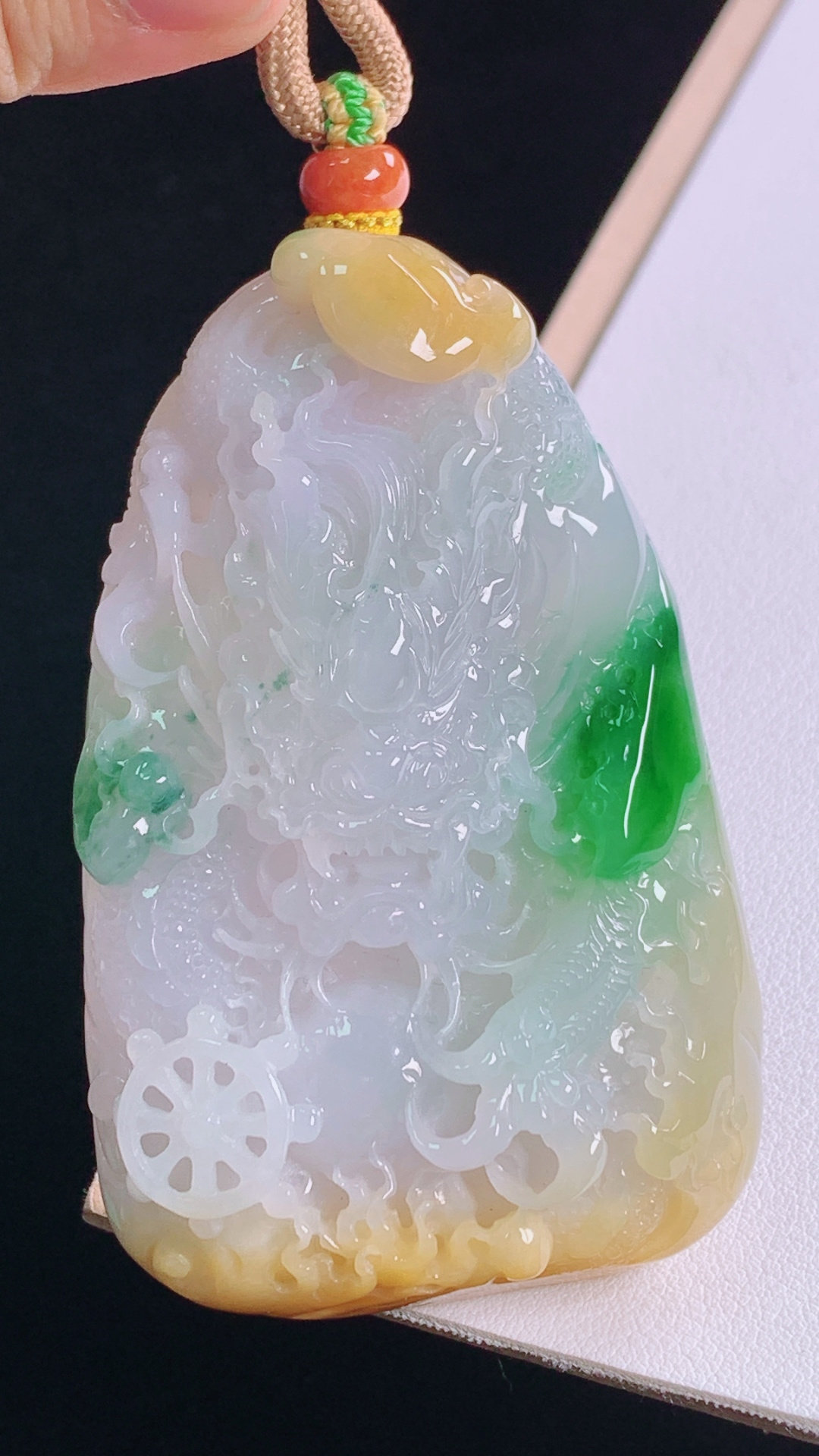 三彩龙牌 色彩丰富，雕工精湛，无裂 尺寸:75.9-47.9-17.9mm 30