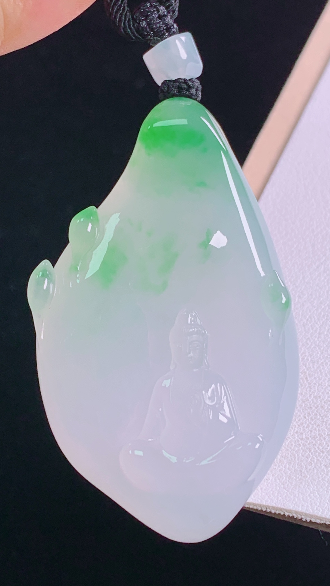 高品质 冰种飘绿观音 种色兼备，冰透起光，色泽鲜亮，无裂 尺寸:61.4-37.0-11.6mm 29