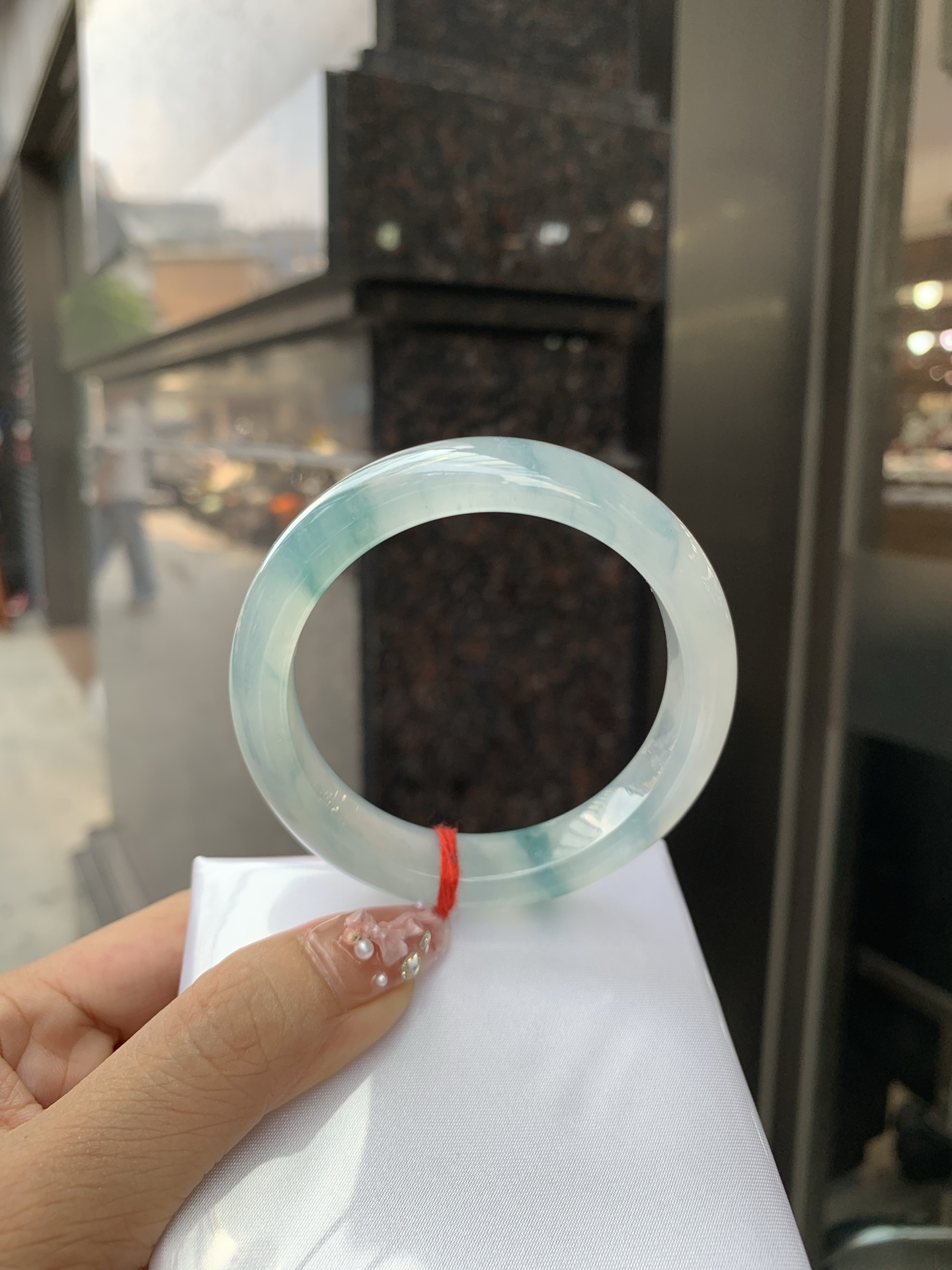 冰飘花正圈 54.5-8.1-12.1 0602-N880 打灯细纹，底妆冰透起光，冰底中开出了朵朵蓝花，飘花灵动飘逸，勾勒出一幅唯美诗意的山水意境画，古典优雅又秀气